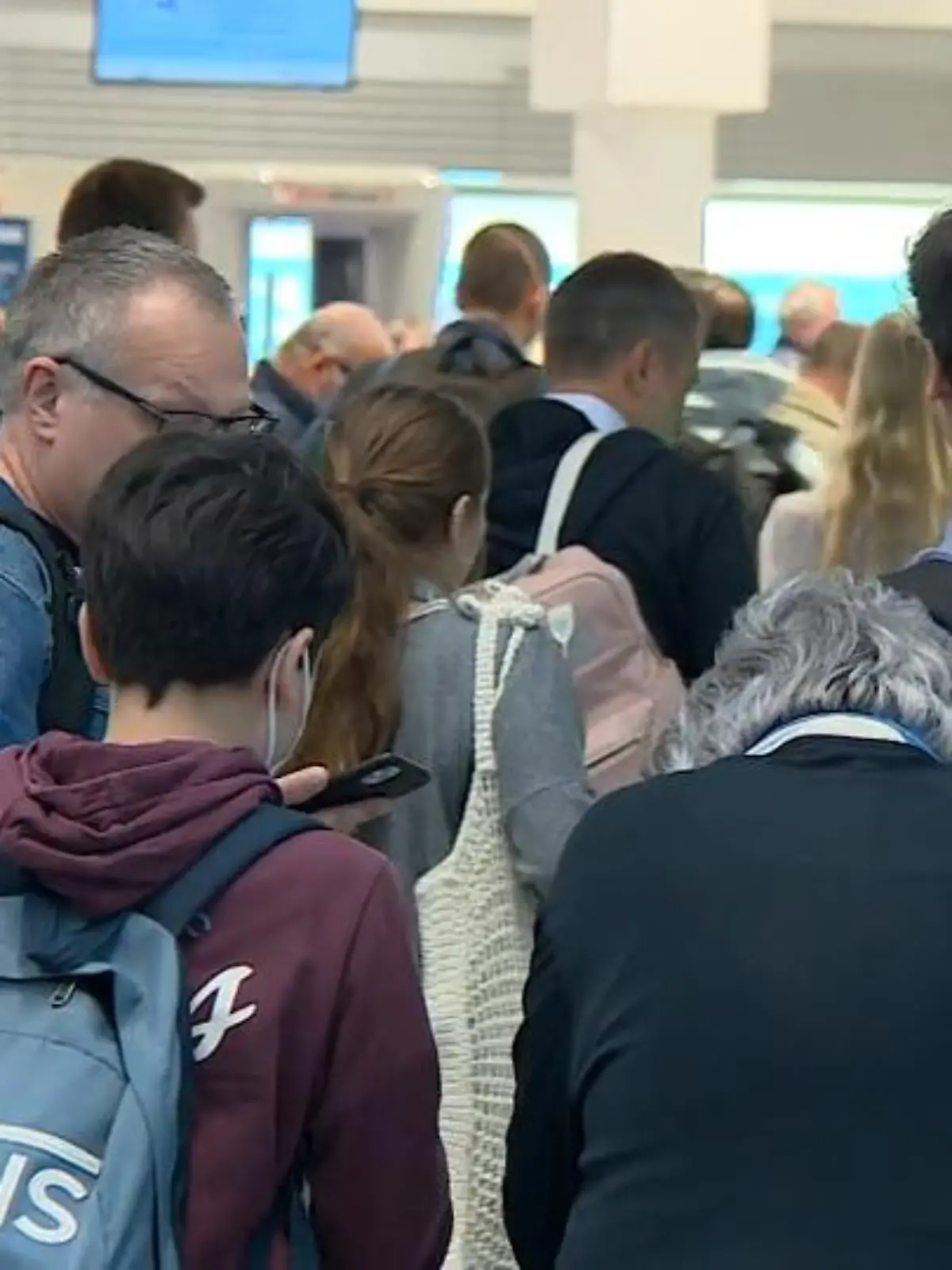 Bild zu: "Chaos an NRWs Flughäfen"