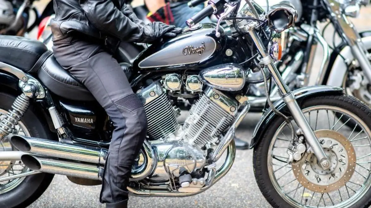Eine Frau sitzt bei einer Demonstrationsfahrt auf ihrem Motorrad