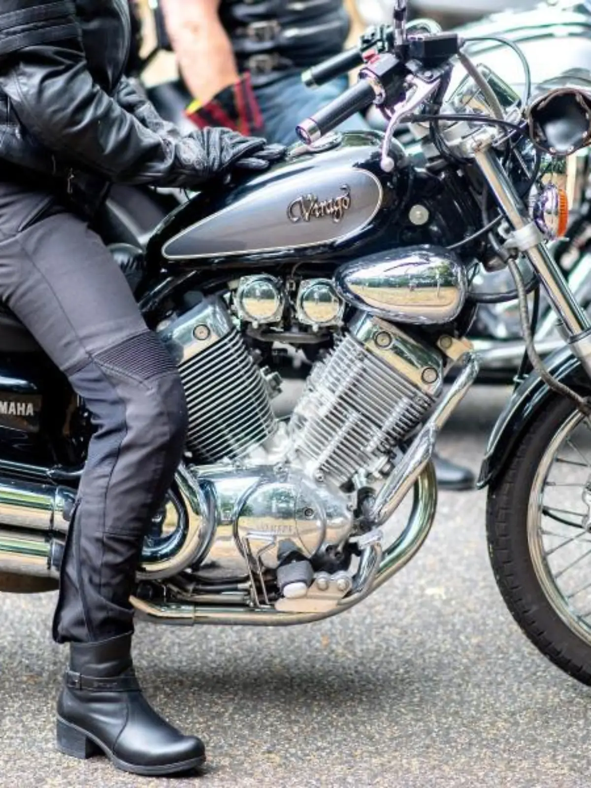 Eine Frau sitzt bei einer Demonstrationsfahrt auf ihrem Motorrad