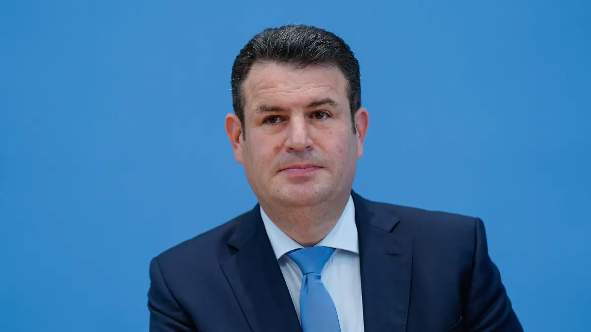 Hubertus Heil, BPK Bundesministerin für Familie, Senioren, Frauen und Jugend Lisa Paus, Bundesminister der Finanzen Christian Lindner, Bundesminister für Arbeit und Soziales Hubertus Heil in der Bundespressekonferenz, Einigung bei der Kindergrundsicherung, 28.8.2023 Berlin Berlin GER *** Hubertus Heil, BPK Federal Minister for Family Affairs, Senior Citizens, Women and Youth Lisa Paus, Federal Minister of Finance Christian Lindner, Federal Minister of Labor and Social Affairs Hubertus Heil at the Federal Press Conference, agreement on basic child security, 28 8 2023 Berlin Berlin GER