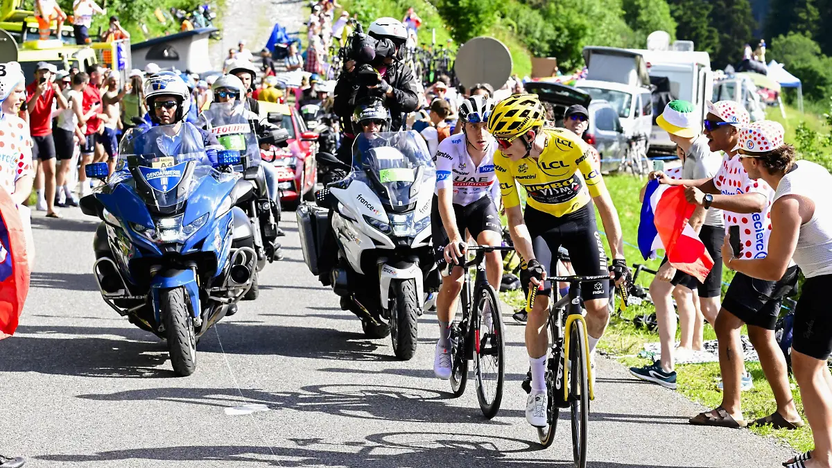 Danish Jonas Vingegaard of Jumbo-Visma and Slovenian Tadej Pogacar of UAE Team Emirates pictured in action during stage 14 of the Tour de France cycling race, from Annemasse to Morzine Les Portes du Soleil 151,8 km, France, Saturday 15 July 2023. This year s Tour de France takes place from 01 to 23 July 2023. POOLxBERNARDxPAPON PUBLICATIONxNOTxINxBELxFRAxNED x70637645x