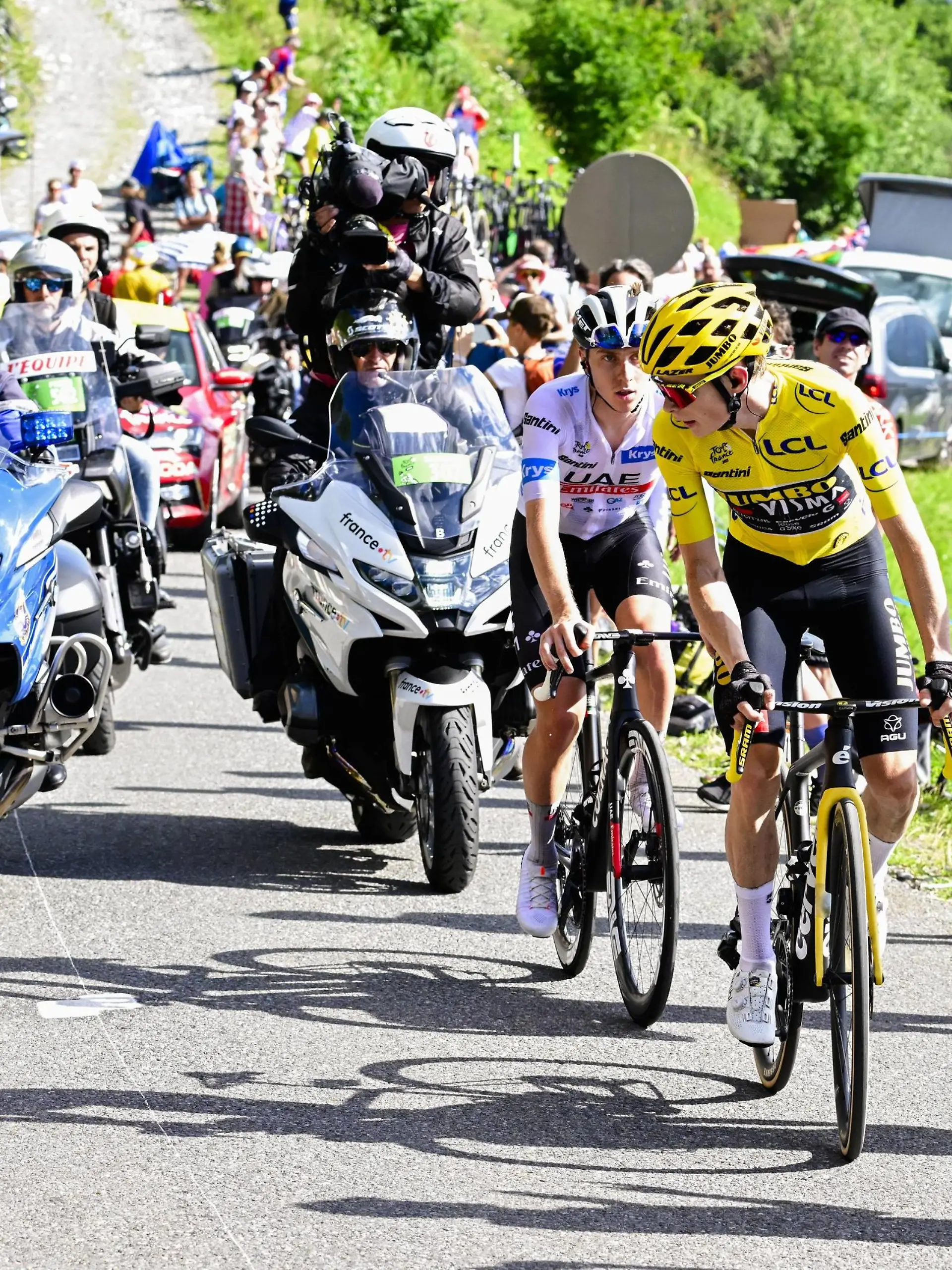 Danish Jonas Vingegaard of Jumbo-Visma and Slovenian Tadej Pogacar of UAE Team Emirates pictured in action during stage 14 of the Tour de France cycling race, from Annemasse to Morzine Les Portes du Soleil 151,8 km, France, Saturday 15 July 2023. This year s Tour de France takes place from 01 to 23 July 2023. POOLxBERNARDxPAPON PUBLICATIONxNOTxINxBELxFRAxNED x70637645x