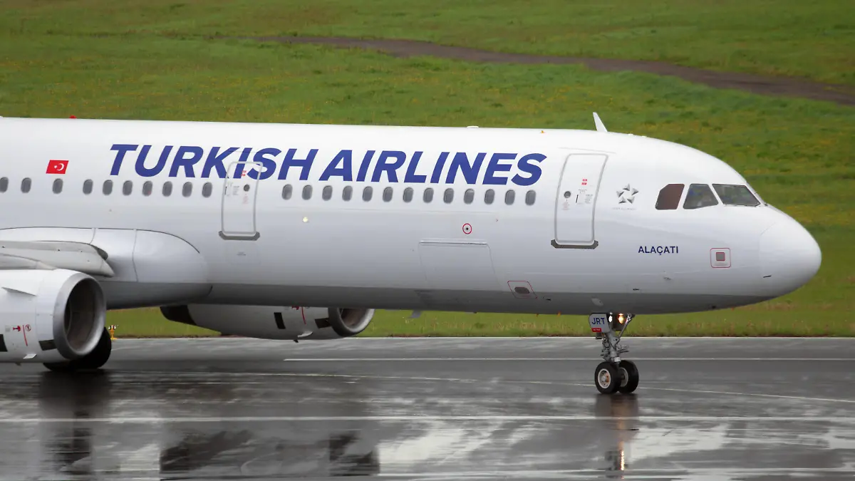 2022-05-28 Vilnius Lithuania. Turkish Airlines Airbus A321 TC-JRT flight TK413 from Istanbul to Moscow made U turn after entering Russian airspace and landed in Vilnius Lithuania on May 28 2022 due to technical reasons. Vilnius Lithuania AD20220528_04 PUBLICATIONxNOTxINxESTxLATxLTUxFIN Copyright: xAdomasxDaunoraviciusx Istanbul Moscow flight makes emergency landing in Vilnius