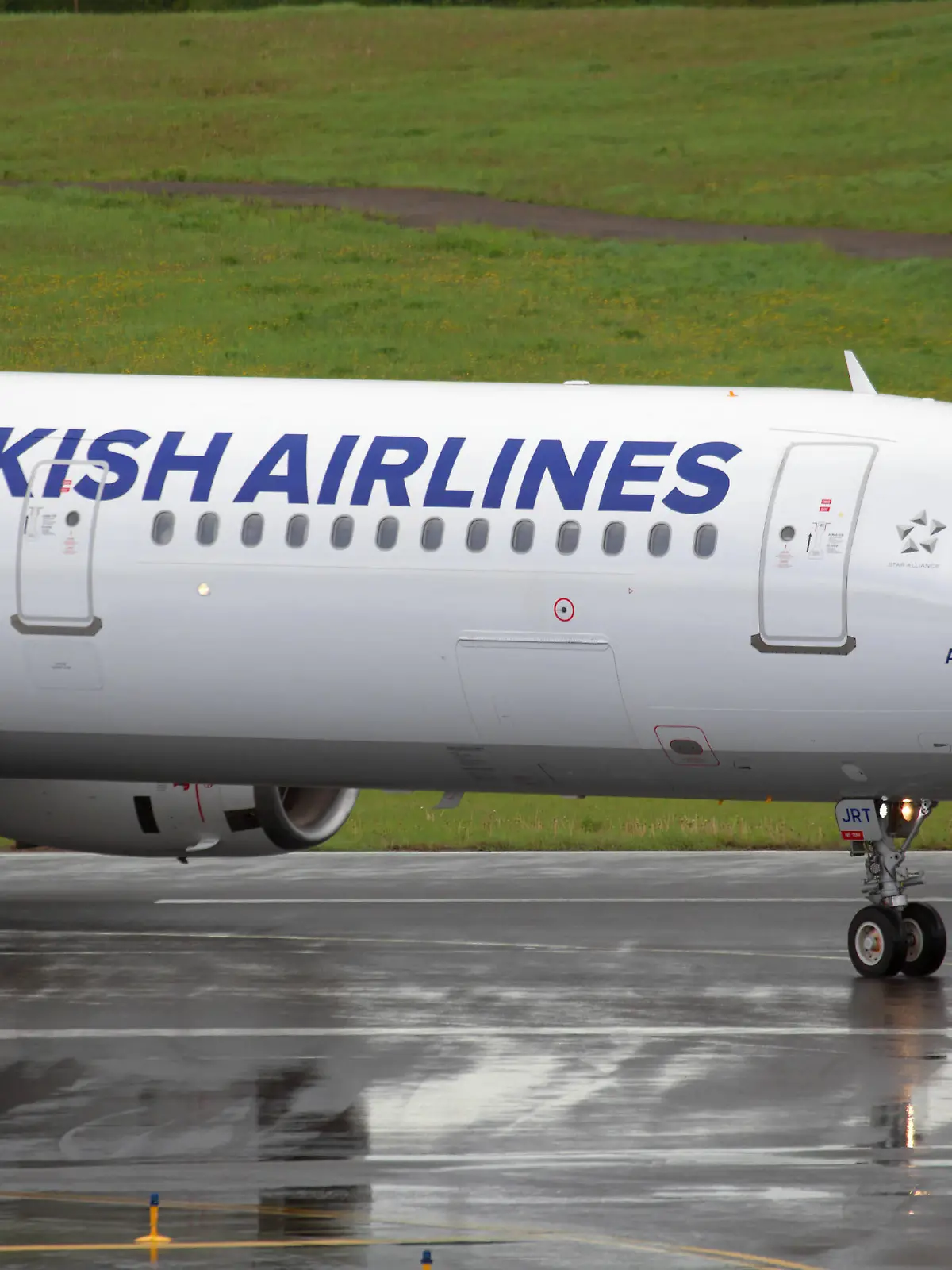  2022-05-28 Vilnius Lithuania. Turkish Airlines Airbus A321 TC-JRT flight TK413 from Istanbul to Moscow made U turn after entering Russian airspace and landed in Vilnius Lithuania on May 28 2022 due to technical reasons. Vilnius Lithuania AD20220528_04 PUBLICATIONxNOTxINxESTxLATxLTUxFIN Copyright: xAdomasxDaunoraviciusx Istanbul Moscow flight makes emergency landing in Vilnius
