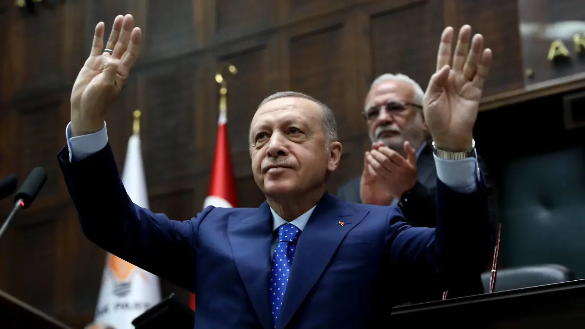 News Bilder des Tages 220518 -- ANKARA, May 18, 2022 -- Turkish President Recep Tayyip Erdogan Front waves as he gives a speech in Ankara, Turkey, on May 18, 2022. Turkey will not approve Sweden s NATO membership if the country does not extradite terrorists upon Turkish request, Erdogan said Wednesday. Photo by /Xinhua TURKEY-ANKARA-PRESIDENT-SPEECH MustafaxKaya PUBLICATIONxNOTxINxCHN