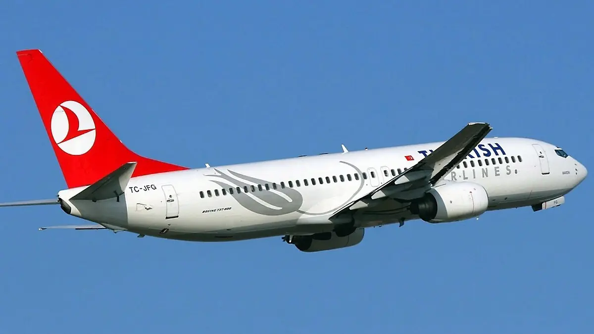 ARCHIV - Eine Boeing der 737-Serie der Turkish Airlines (undatiertes Handout). Beim Amsterdamer Flughafen Schiphol ist am Mittwochvormittag (25.02.2009) ein türkisches Passagierflugzeug mit bis zu 135 Menschen an Bord abgestürzt. Nach Angaben des Fernsehsenders CNN-Türk gab es mindestens einen Toten. Ferner seien aus den Trümmern der in drei Teile zerbrochenen Maschine vom Typ Boeing 737-800 mindestens 50 Passagiere lebend gerettet worden, meldete der Sender. Offiziell gab es zu diesen Angaben zunächst keine Bestätigung. Foto: Turkish Airlines (zu dpa 0290 vom 25.02.2009) +++(c) dpa - Bildfunk+++