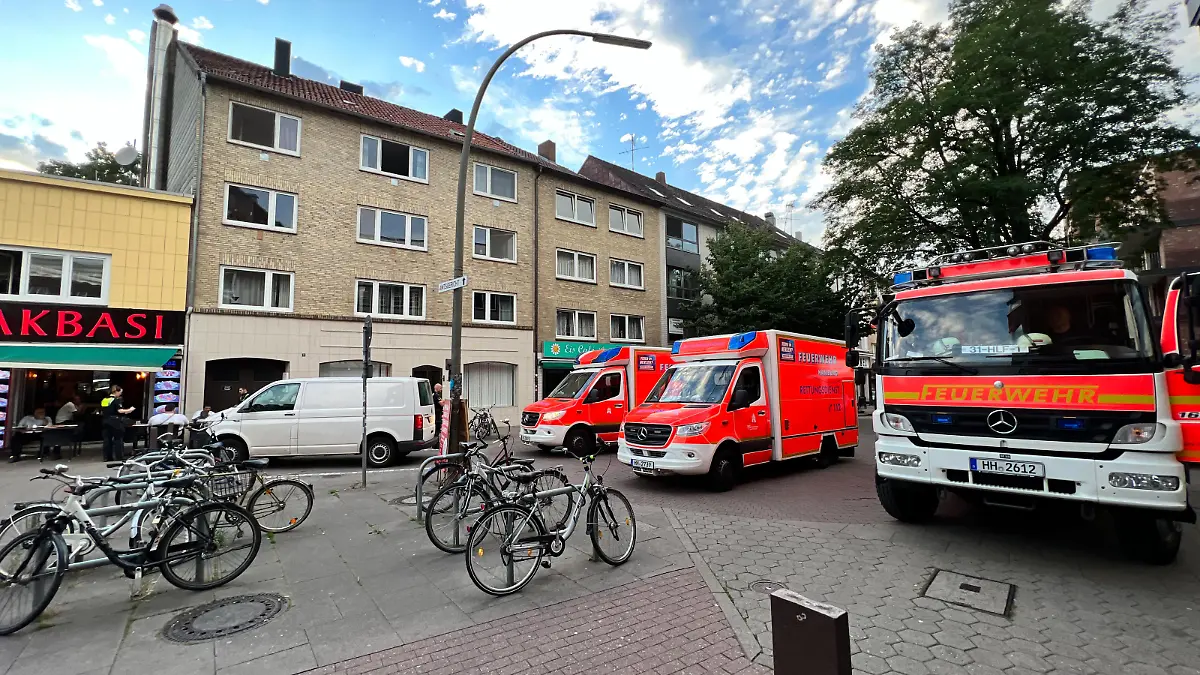 Drama in Hamburg – Kind (6) stürzt aus Fenster 8 Meter tief
Hamburg – Am Samstagabend kam es in Hamburg-Harburg zu einem dramatischen Einsatz. In der Neue Straße stürzte gegen 20:35 Uhr ein 6-jähriges Kind aus einem Fenster eines Mehrfamilienhauses. Das Kind fiel 8 Meter in die Tiefe. Rettungskräfte reanimieren aktuell das Kind vor Ort. Familienmitglieder müssen vor Ort betreut werden. Nähere Informationen sind bislang nicht bekannt.