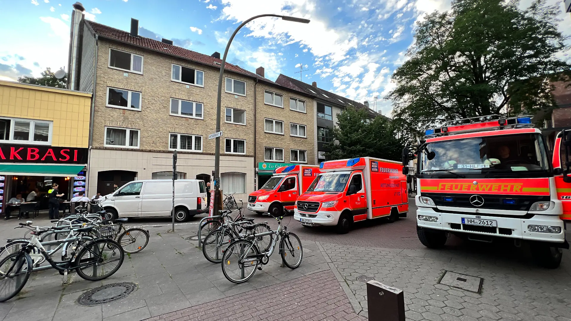 Drama in Hamburg – Kind (6) stürzt aus Fenster 8 Meter tief
Hamburg – Am Samstagabend kam es in Hamburg-Harburg zu einem dramatischen Einsatz. In der Neue Straße stürzte gegen 20:35 Uhr ein 6-jähriges Kind aus einem Fenster eines Mehrfamilienhauses. Das Kind fiel 8 Meter in die Tiefe. Rettungskräfte reanimieren aktuell das Kind vor Ort. Familienmitglieder müssen vor Ort betreut werden. Nähere Informationen sind bislang nicht bekannt.