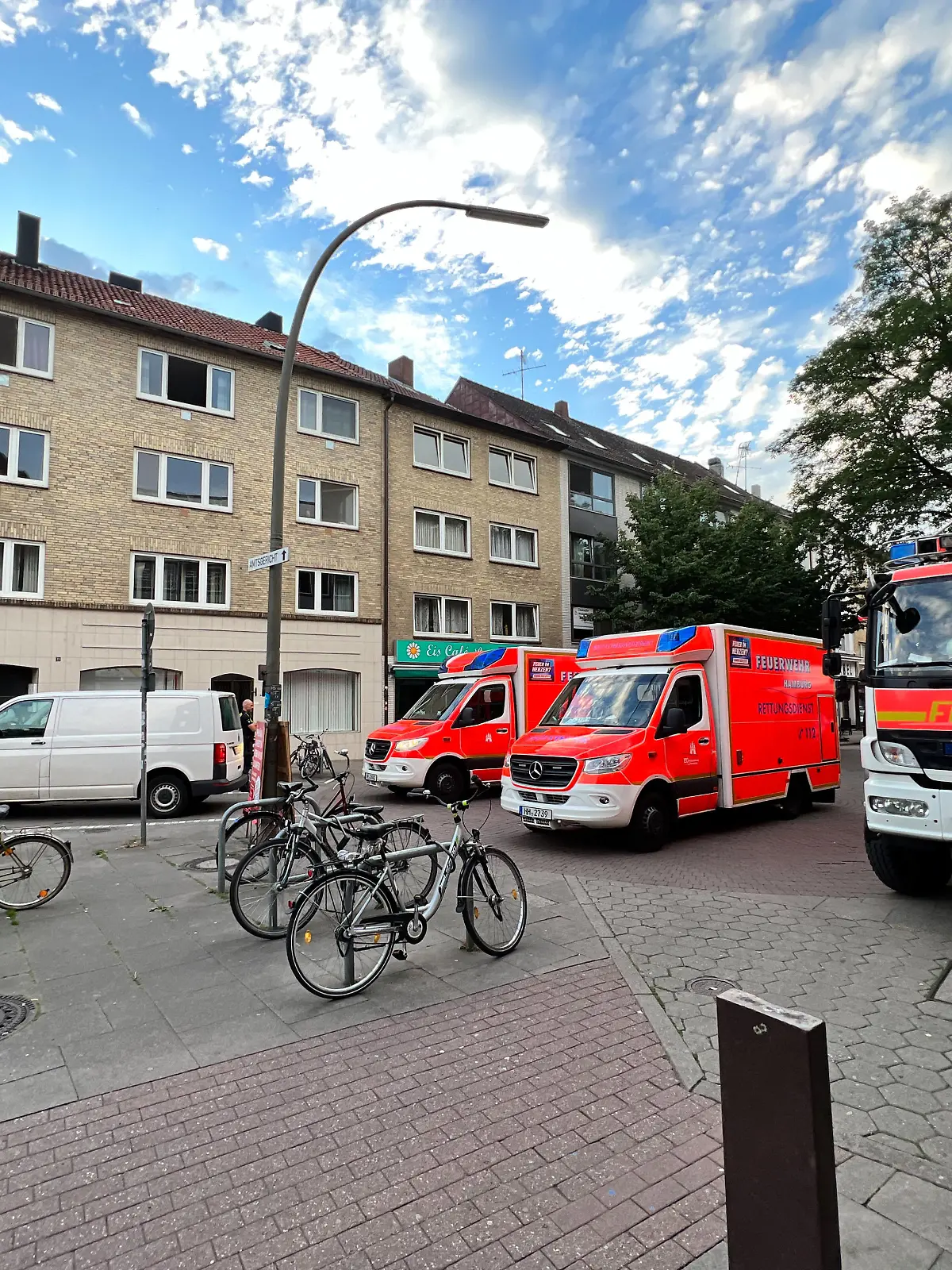 Drama in Hamburg – Kind (6) stürzt aus Fenster 8 Meter tief

Hamburg – Am Samstagabend kam es in Hamburg-Harburg zu einem dramatischen Einsatz. In der Neue Straße stürzte gegen 20:35 Uhr ein 6-jähriges Kind aus einem Fenster eines Mehrfamilienhauses. Das Kind fiel 8 Meter in die Tiefe. Rettungskräfte reanimieren aktuell das Kind vor Ort. Familienmitglieder müssen vor Ort betreut werden. Nähere Informationen sind bislang nicht bekannt.