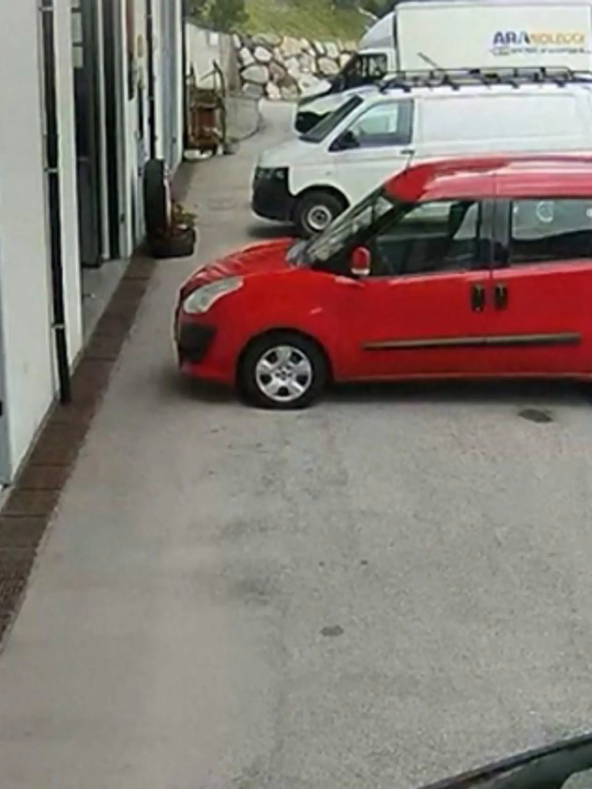 Ein Video zeigt den schwarzen Audi von Angelika H. kurz vor dem tragischen Tod der Touristenfamilie.