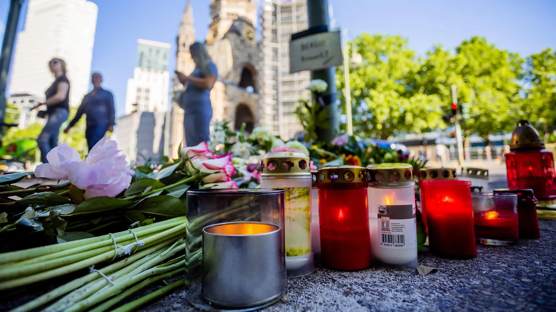 dpatopbilder - 10.06.2022, Berlin: Blumen liegen vor der Kaiser-Wilhelm-Gedächtniskirche, wo ein Autofahrer am Mittwoch, 08.06.2022 in eine Menschenmenge gefahren war. Eine psychische Erkrankung des Autofahrers hat nach Überzeugung der Ermittler dazu geführt, dass der 29-Jährige über Gehwege des Ku'damms und der Tauentzienstraße in Menschengruppen gerast ist. Foto: Christoph Soeder/dpa +++ dpa-Bildfunk +++