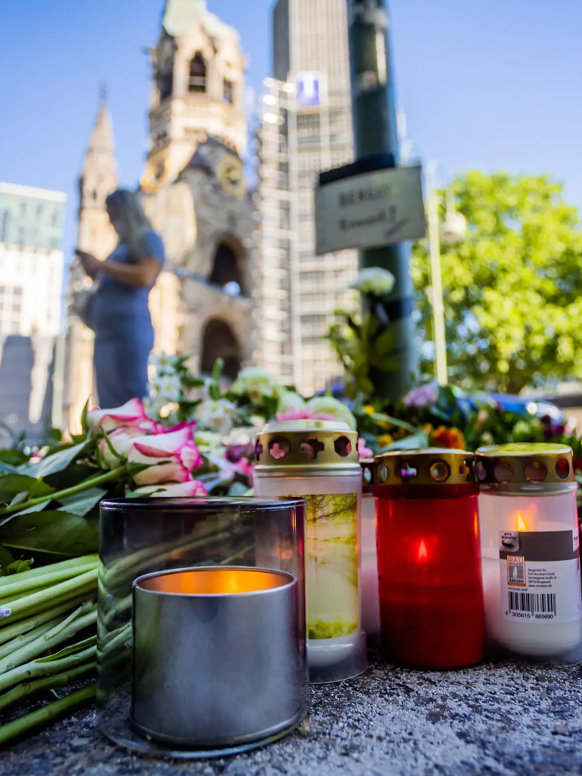 dpatopbilder - 10.06.2022, Berlin: Blumen liegen vor der Kaiser-Wilhelm-Gedächtniskirche, wo ein Autofahrer am Mittwoch, 08.06.2022 in eine Menschenmenge gefahren war. Eine psychische Erkrankung des Autofahrers hat nach Überzeugung der Ermittler dazu geführt, dass der 29-Jährige über Gehwege des Ku'damms und der Tauentzienstraße in Menschengruppen gerast ist. Foto: Christoph Soeder/dpa +++ dpa-Bildfunk +++