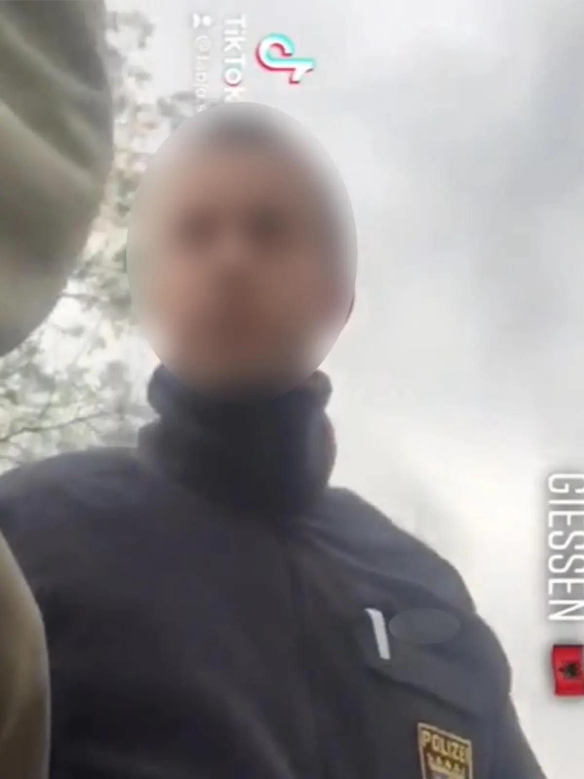 Gießener Polizist beleidigt Person rassistisch.