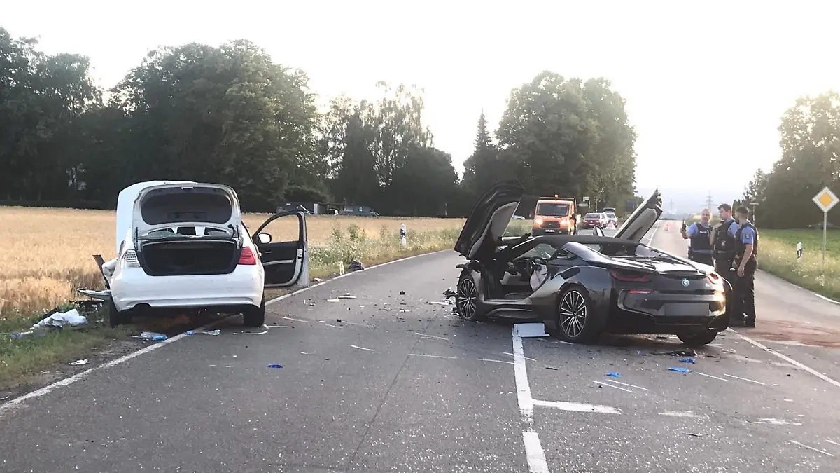 Verkehrsunfall auf Landstraße in Karben.