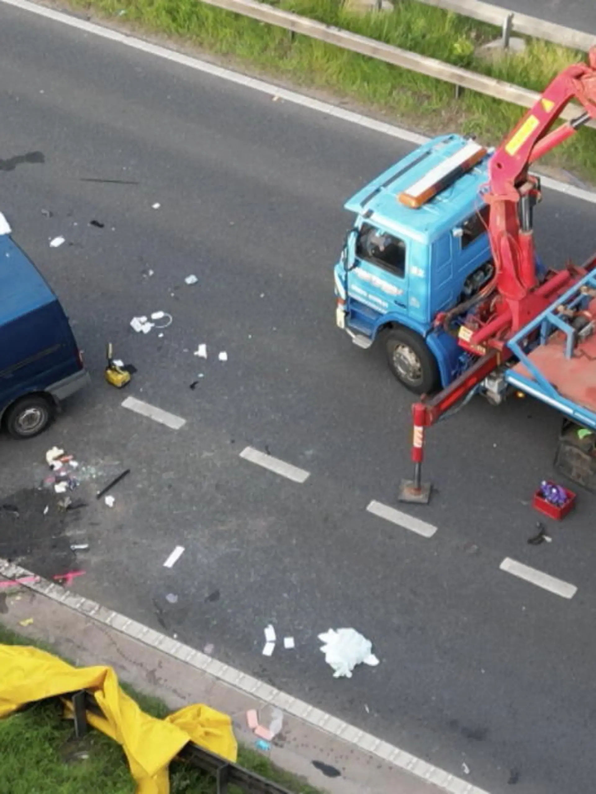 Die Front der Fahrzeuge ist kaum noch zu erkennen, auf der Autobahn liegen überall Trümmerteile: Bei einem Frontalcrash in Bradford (England) sind am Montagabend drei Menschen gestorben, zwei weitere wurden schwer verletzt. Die West Yorkshire Police nahm einen 15-Jährigen fest. Er wird verdächtigt, den Unfall mit einem gestohlenen Van verursacht zu haben.