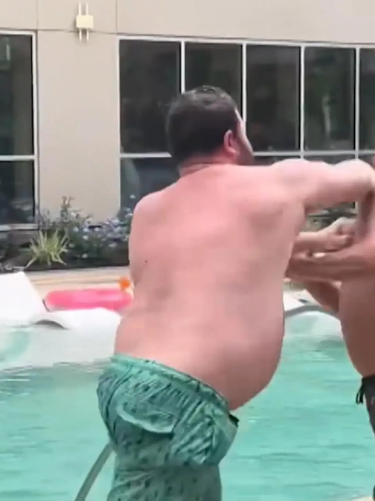 Um einen Boxkampf live zu sehen, bezahlen viele Leute viel Geld – nicht so die Urlauber dieses Hotels. Denn hier können sie die Kunst des Faustschlags aus nächster Nähe am Familienpool betrachten.