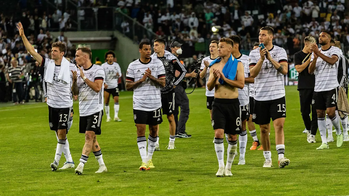  Endstand 5:2 Deutschland gewinnt gegen Italien Das Team jubelt. Thomas Mueller Deutschland, 13, David Raum Deutschland, 03, Niklas Suele Deutschland, 15 Joshua Kimmich Deutschland, 06 GER, Deutschland/Germany vs. Italien/Italy, Fussball, Laenderspiel, UEFA Nations League Division A, Gruppe 3, 2022/2023, 14.06.2022, DFB/DFL regulations prohibit any use of photographs as image sequences and/or quasi-video. GER, Deutschland/Germany vs. Italien/Italy, Fussball, Laenderspiel, UEFA Nations League Division A, Gruppe 3, 2022/2023, 14.06.2022 Moenchengladbach *** Final score 5 2 Germany wins against Italy The team cheers Thomas Mueller Germany, 13 , David Raum Germany, 03 , Niklas Suele Germany, 15 Joshua Kimmich Germany, 06 GER, Germany Germany vs Italy Italy, football, Laenderspiel, UEFA Nations League Division A, Group 3, 2022 2023, 14 06 2022, DFB DFL regulations prohibit any use of photographs as image sequences and or quasi video GER, Germany Germany vs Italy Italy, football, Laenderspiel, UEFA Nations League Division A, Group 3, 2022 2023, 14 06 2022 Moenchengladbach Copyright: xEibner-Pressefoto/RogerxBuerkex EP_EER
