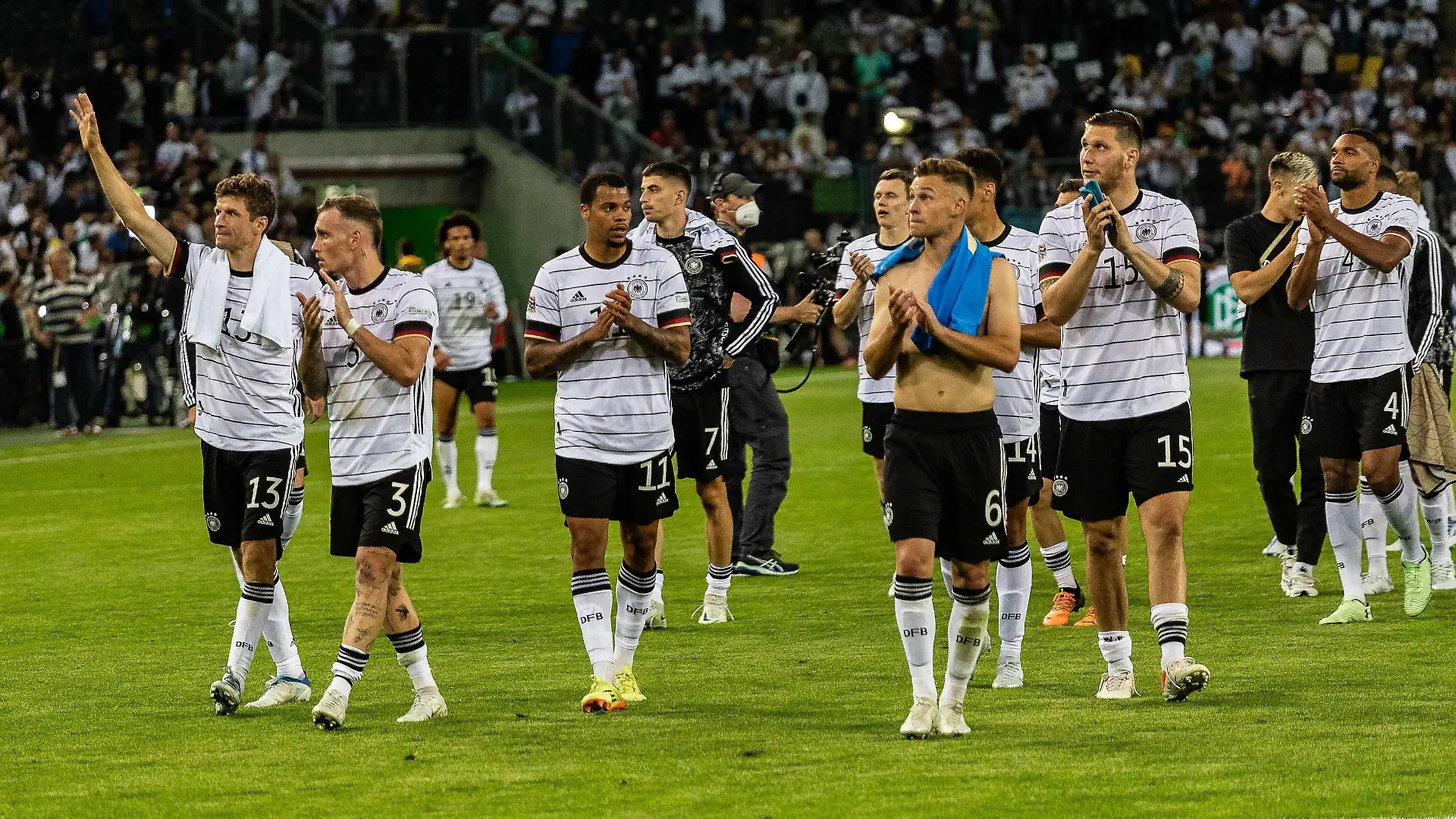  Endstand 5:2 Deutschland gewinnt gegen Italien Das Team jubelt. Thomas Mueller Deutschland, 13, David Raum Deutschland, 03, Niklas Suele Deutschland, 15 Joshua Kimmich Deutschland, 06 GER, Deutschland/Germany vs. Italien/Italy, Fussball, Laenderspiel, UEFA Nations League Division A, Gruppe 3, 2022/2023, 14.06.2022, DFB/DFL regulations prohibit any use of photographs as image sequences and/or quasi-video. GER, Deutschland/Germany vs. Italien/Italy, Fussball, Laenderspiel, UEFA Nations League Division A, Gruppe 3, 2022/2023, 14.06.2022 Moenchengladbach *** Final score 5 2 Germany wins against Italy The team cheers Thomas Mueller Germany, 13 , David Raum Germany, 03 , Niklas Suele Germany, 15 Joshua Kimmich Germany, 06 GER, Germany Germany vs Italy Italy, football, Laenderspiel, UEFA Nations League Division A, Group 3, 2022 2023, 14 06 2022, DFB DFL regulations prohibit any use of photographs as image sequences and or quasi video GER, Germany Germany vs Italy Italy, football, Laenderspiel, UEFA Nations League Division A, Group 3, 2022 2023, 14 06 2022 Moenchengladbach Copyright: xEibner-Pressefoto/RogerxBuerkex EP_EER