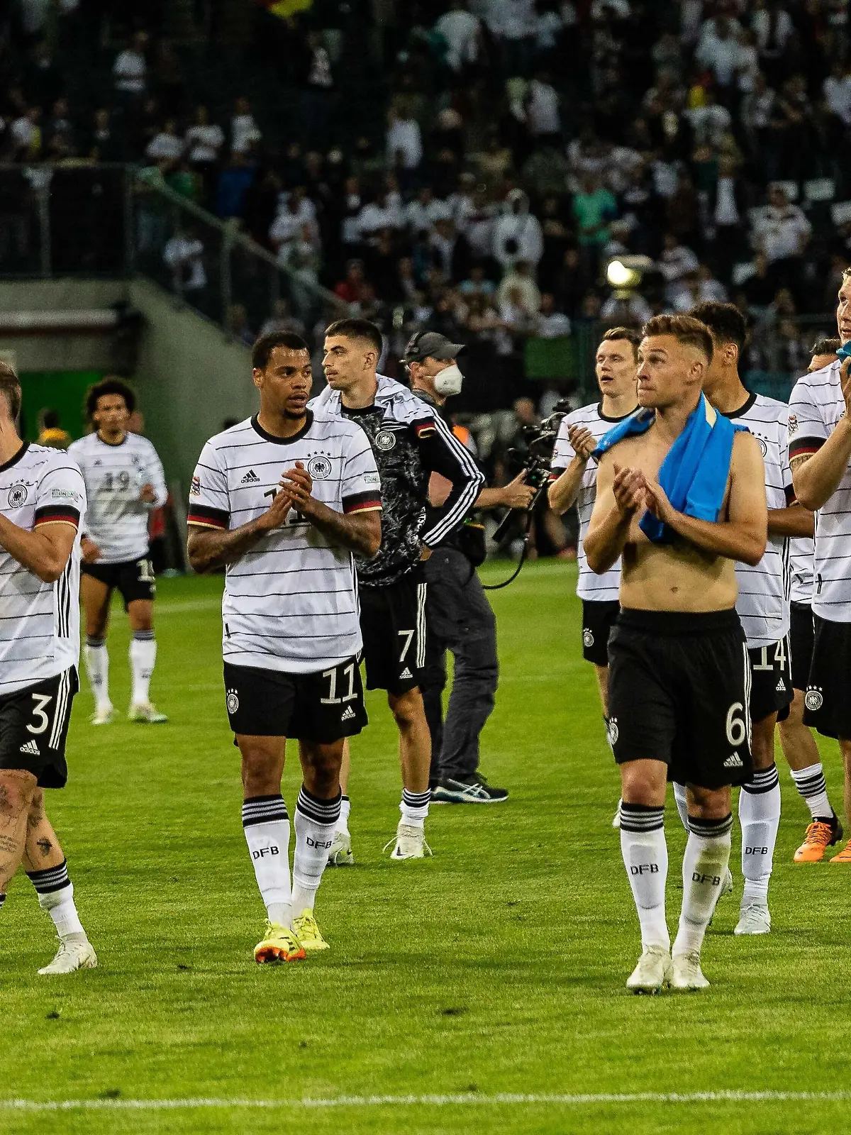  Endstand 5:2 Deutschland gewinnt gegen Italien Das Team jubelt. Thomas Mueller Deutschland, 13, David Raum Deutschland, 03, Niklas Suele Deutschland, 15 Joshua Kimmich Deutschland, 06 GER, Deutschland/Germany vs. Italien/Italy, Fussball, Laenderspiel, UEFA Nations League Division A, Gruppe 3, 2022/2023, 14.06.2022, DFB/DFL regulations prohibit any use of photographs as image sequences and/or quasi-video. GER, Deutschland/Germany vs. Italien/Italy, Fussball, Laenderspiel, UEFA Nations League Division A, Gruppe 3, 2022/2023, 14.06.2022 Moenchengladbach *** Final score 5 2 Germany wins against Italy The team cheers Thomas Mueller Germany, 13 , David Raum Germany, 03 , Niklas Suele Germany, 15 Joshua Kimmich Germany, 06 GER, Germany Germany vs Italy Italy, football, Laenderspiel, UEFA Nations League Division A, Group 3, 2022 2023, 14 06 2022, DFB DFL regulations prohibit any use of photographs as image sequences and or quasi video GER, Germany Germany vs Italy Italy, football, Laenderspiel, UEFA Nations League Division A, Group 3, 2022 2023, 14 06 2022 Moenchengladbach Copyright: xEibner-Pressefoto/RogerxBuerkex EP_EER