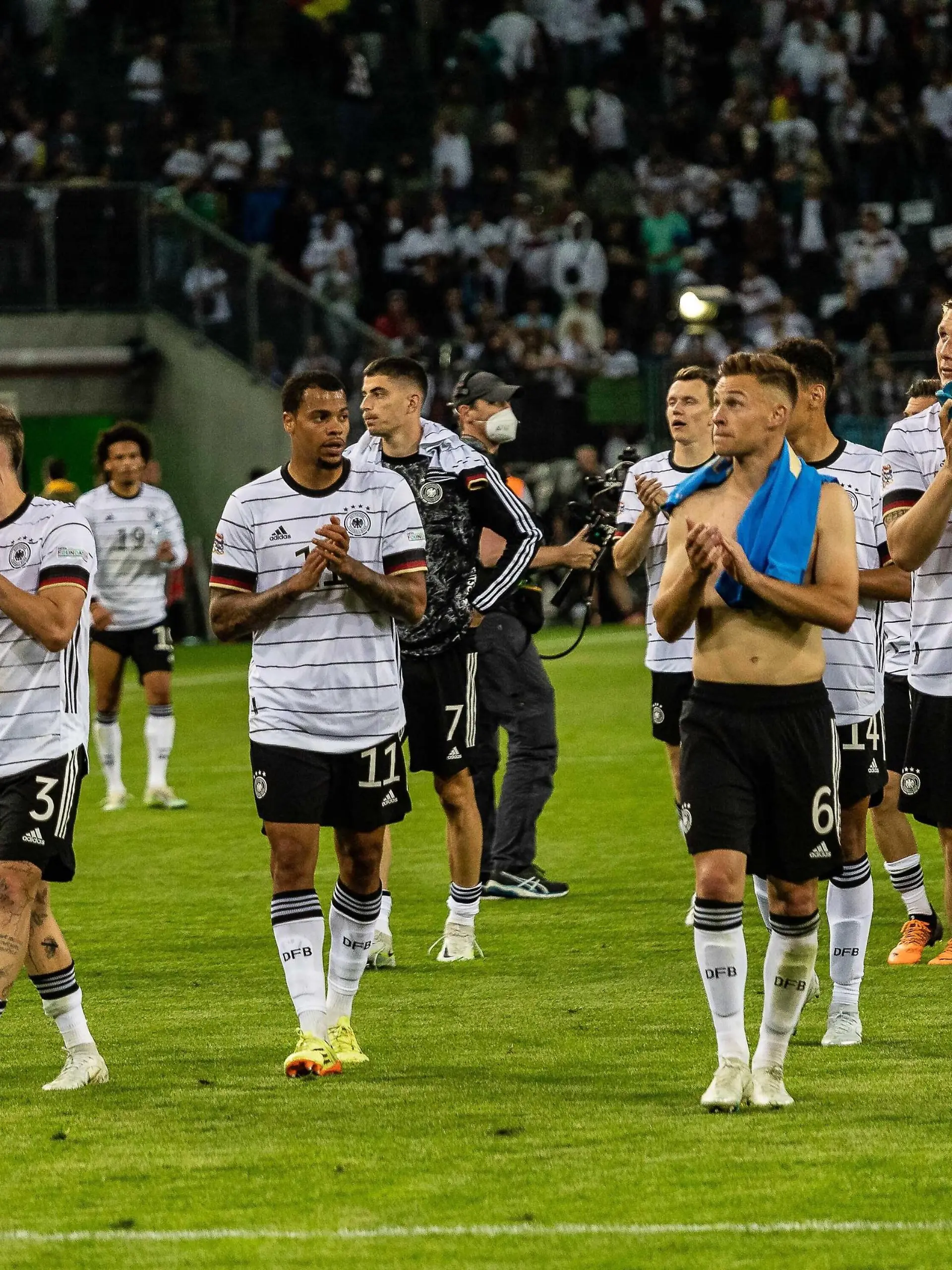  Endstand 5:2 Deutschland gewinnt gegen Italien Das Team jubelt. Thomas Mueller Deutschland, 13, David Raum Deutschland, 03, Niklas Suele Deutschland, 15 Joshua Kimmich Deutschland, 06 GER, Deutschland/Germany vs. Italien/Italy, Fussball, Laenderspiel, UEFA Nations League Division A, Gruppe 3, 2022/2023, 14.06.2022, DFB/DFL regulations prohibit any use of photographs as image sequences and/or quasi-video. GER, Deutschland/Germany vs. Italien/Italy, Fussball, Laenderspiel, UEFA Nations League Division A, Gruppe 3, 2022/2023, 14.06.2022 Moenchengladbach *** Final score 5 2 Germany wins against Italy The team cheers Thomas Mueller Germany, 13 , David Raum Germany, 03 , Niklas Suele Germany, 15 Joshua Kimmich Germany, 06 GER, Germany Germany vs Italy Italy, football, Laenderspiel, UEFA Nations League Division A, Group 3, 2022 2023, 14 06 2022, DFB DFL regulations prohibit any use of photographs as image sequences and or quasi video GER, Germany Germany vs Italy Italy, football, Laenderspiel, UEFA Nations League Division A, Group 3, 2022 2023, 14 06 2022 Moenchengladbach Copyright: xEibner-Pressefoto/RogerxBuerkex EP_EER