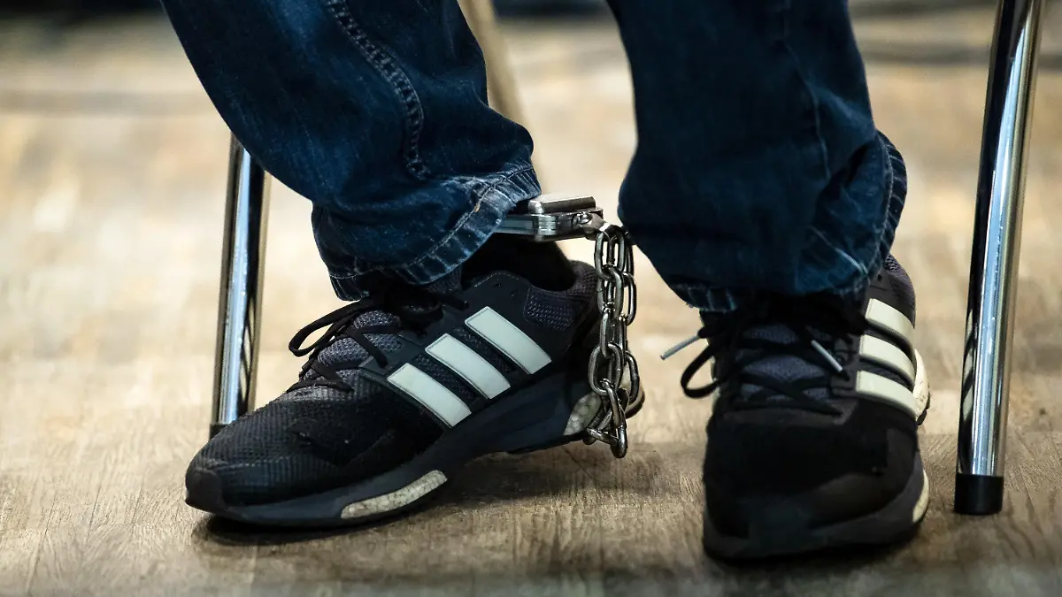 13.06.2022, Niedersachsen, Verden: Der Angeklagte sitzt vor Prozessbeginn mit Fußfesseln im Gerichtssaal. Knapp sechs Monate nach den tödlichen Schüssen auf zwei Menschen in Fischerhude beginnt vor dem Landgericht der Prozess gegen einen 64 Jahre alten Mann. Ihm wirft die Staatsanwaltschaft Verden zweifachen Mord sowie versuchten Mord vor. Foto: Sina Schuldt/dpa +++ dpa-Bildfunk +++