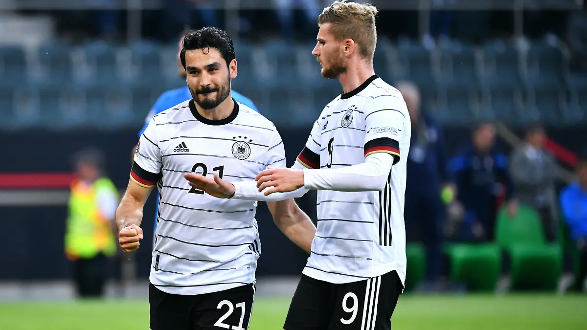 Fussball, UEFA Nations League, Herren, 4. Spieltag, Borussia Park Mönchengladbach Deutschland weiss - Italien blau Jubel Ilkay Gündogan GER nach seinem Tor zum 2:0 durch Elfmeter, zusammen mit Timo Werner GER Jubel, Freude, Aktion. DFB/UEFA REGULATIONS PROHIBIT ANY USE OF PHOTOGRAPHS AS IMAGE SEQUENCES AND/OR QUASI-VIDEO *** Football, UEFA Nations League, Men, Matchday 4, Borussia Park Mönchengladbach Germany white Italy blue cheering Ilkay Gündogan GER after his goal to 2 0 by penalty kick, together with Timo Werner GER cheering, joy, action DFB UEFA REGULATIONS PROHIBIT ANY USE OF PHOTOGRAPHS AS IMAGE SEQUENCES AND OR QUASI VIDEO