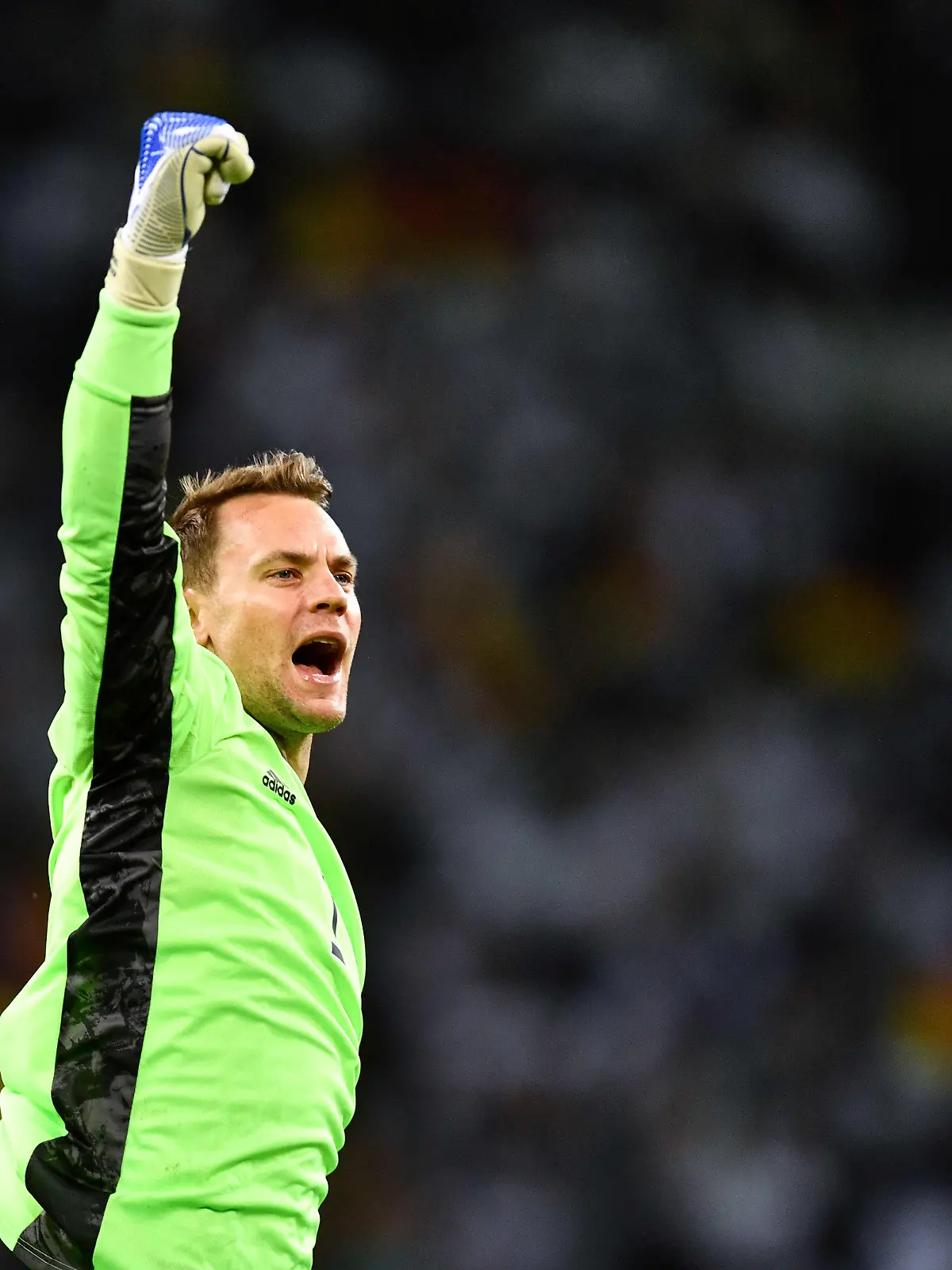 14.06.2022, Nordrhein-Westfalen, Mönchengladbach: Fußball: Nations League A, Deutschland - Italien, Gruppenphase, Gruppe 3, 4. Spieltag, Stadion im Borussia-Park, Deutschlands Torhüter Manuel Neuer jubelt nach dem Tor zum 5:0. Foto: Marius Becker/dpa +++ dpa-Bildfunk +++