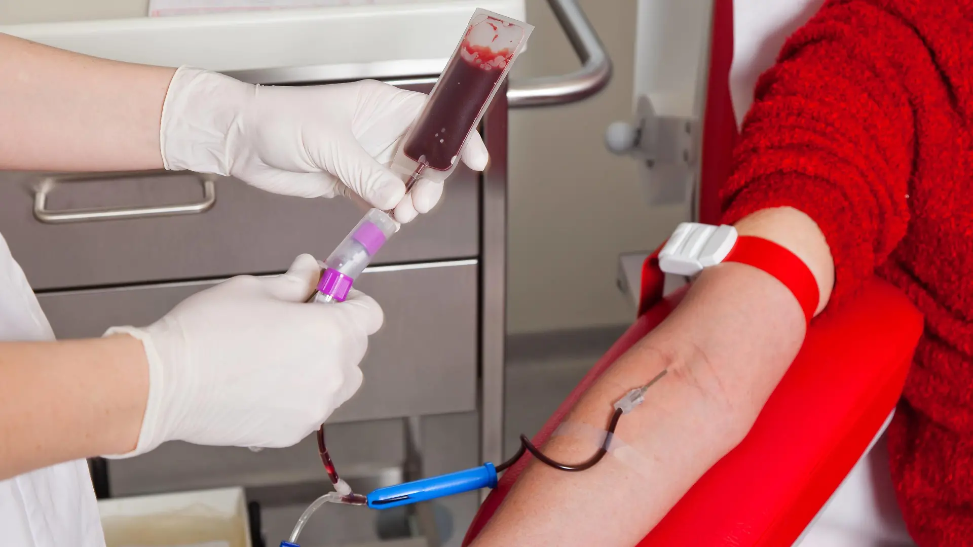 Krankenschwester und Patienten bei Blutabnahme. Blutspenden in Blutlabor. McPBBO McPBBO