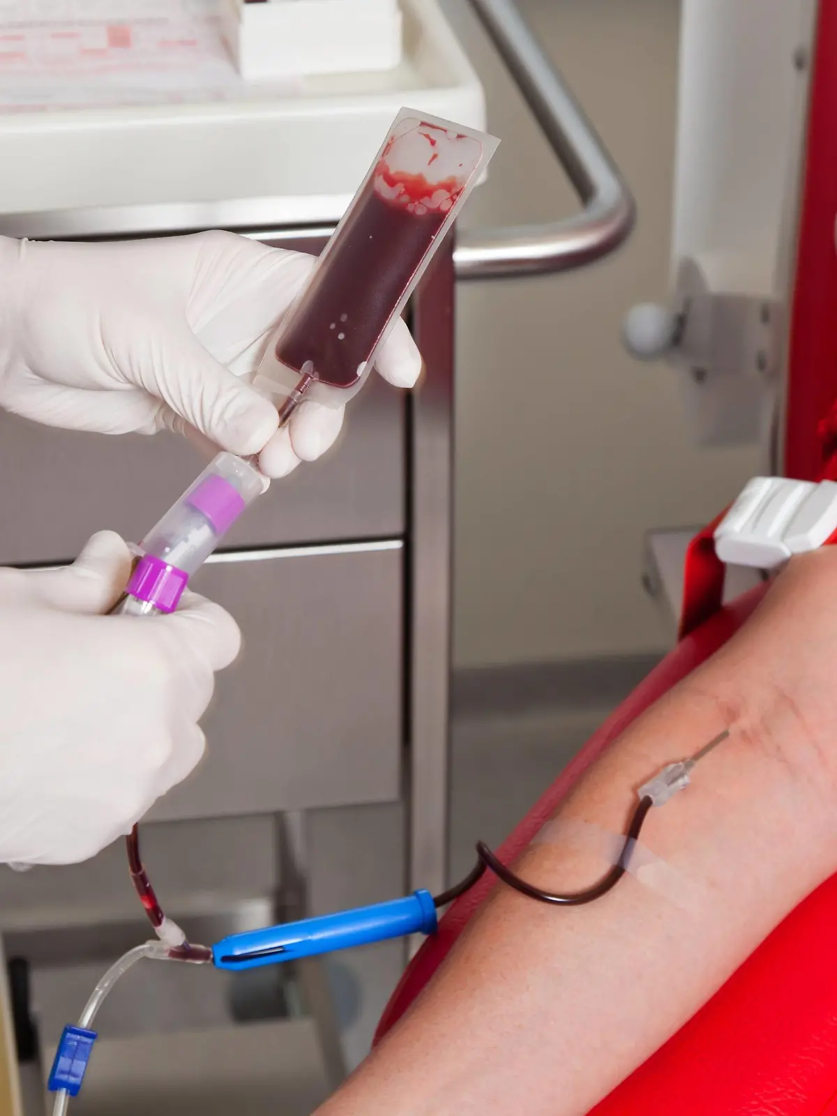  Krankenschwester und Patienten bei Blutabnahme. Blutspenden in Blutlabor. McPBBO McPBBO
