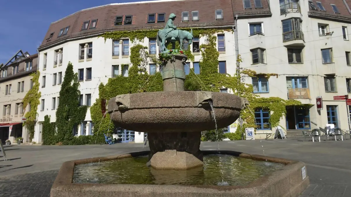 Der Eselsbrunnen am Alten Markt in Halle. (Archivbild)