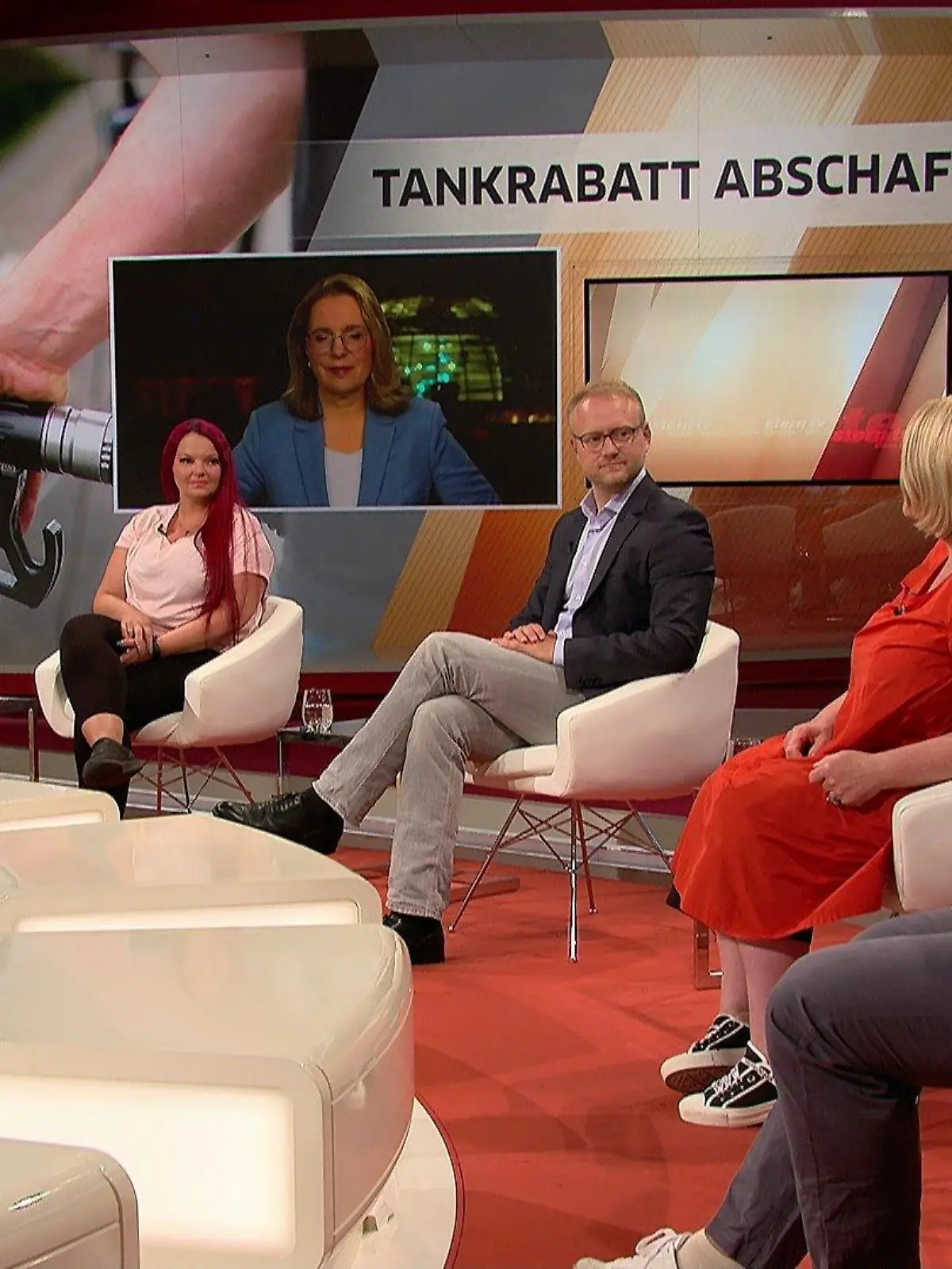 Bei "Stern TV am Sonntag" haben unter anderem Kabarettist Serdar Somuncu, Michael Kruse (FDP) und Energieexpertin Claudia Kemfert über den Tankrabatt diskutiert.