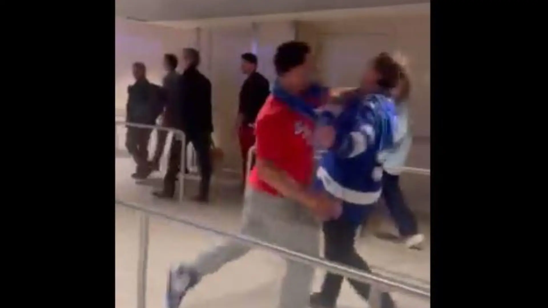Diese brutale Fan-Attacke vor dem Spiel der New York Rangers gegen die Tampa Bay Lightning schockiert die USA.