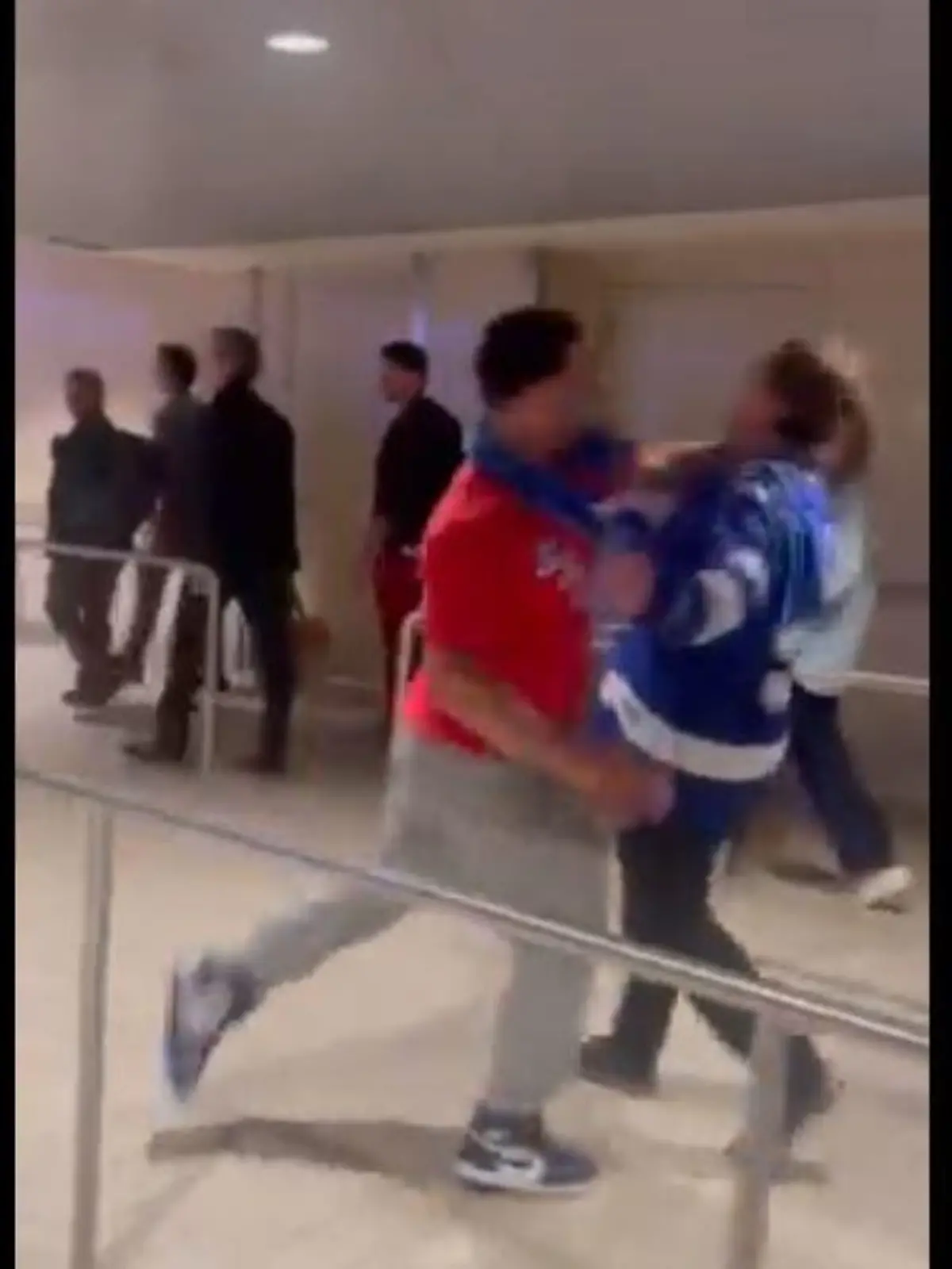 Diese brutale Fan-Attacke vor dem Spiel der New York Rangers gegen die Tampa Bay Lightning schockiert die USA.