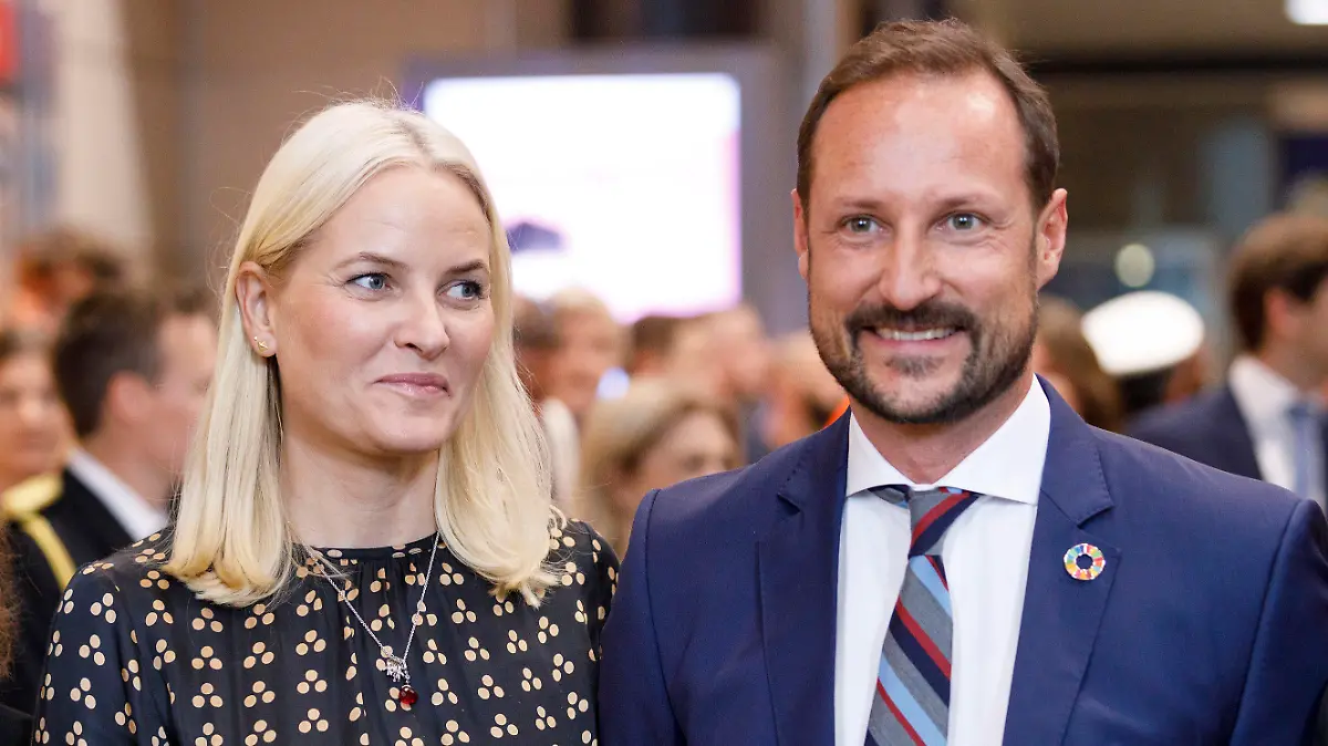  Kronprinzessin Mette-Marit und Kronprinz Haakon von Norwegen beim Besuch des norwegischen Kronprinzenpaares in der Buchhandlung Ludwig im Kölner Hauptbahnhof. Köln, 14.10.2019  Crown Princess Mette Marit and Crown Prince Haakon of Norway during the visit of the Norwegian Crown Prince and Crown Princess to the Ludwig bookshop in Cologne Central Station, Cologne, 14 10 2019 Foto:xC.xHardtx/xFuturexImage
