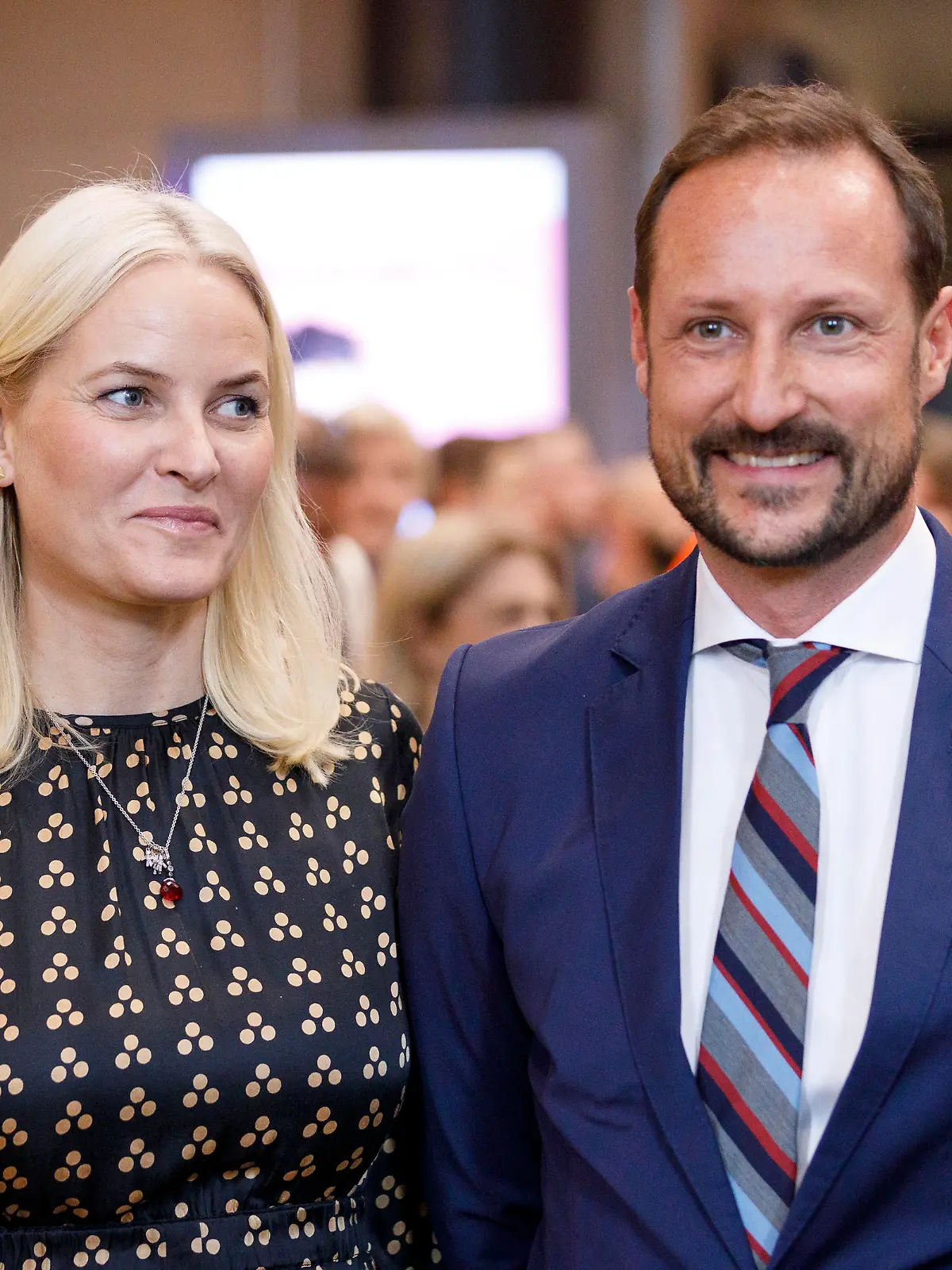  Kronprinzessin Mette-Marit und Kronprinz Haakon von Norwegen beim Besuch des norwegischen Kronprinzenpaares in der Buchhandlung Ludwig im Kölner Hauptbahnhof. Köln, 14.10.2019  Crown Princess Mette Marit and Crown Prince Haakon of Norway during the visit of the Norwegian Crown Prince and Crown Princess to the Ludwig bookshop in Cologne Central Station, Cologne, 14 10 2019 Foto:xC.xHardtx/xFuturexImage