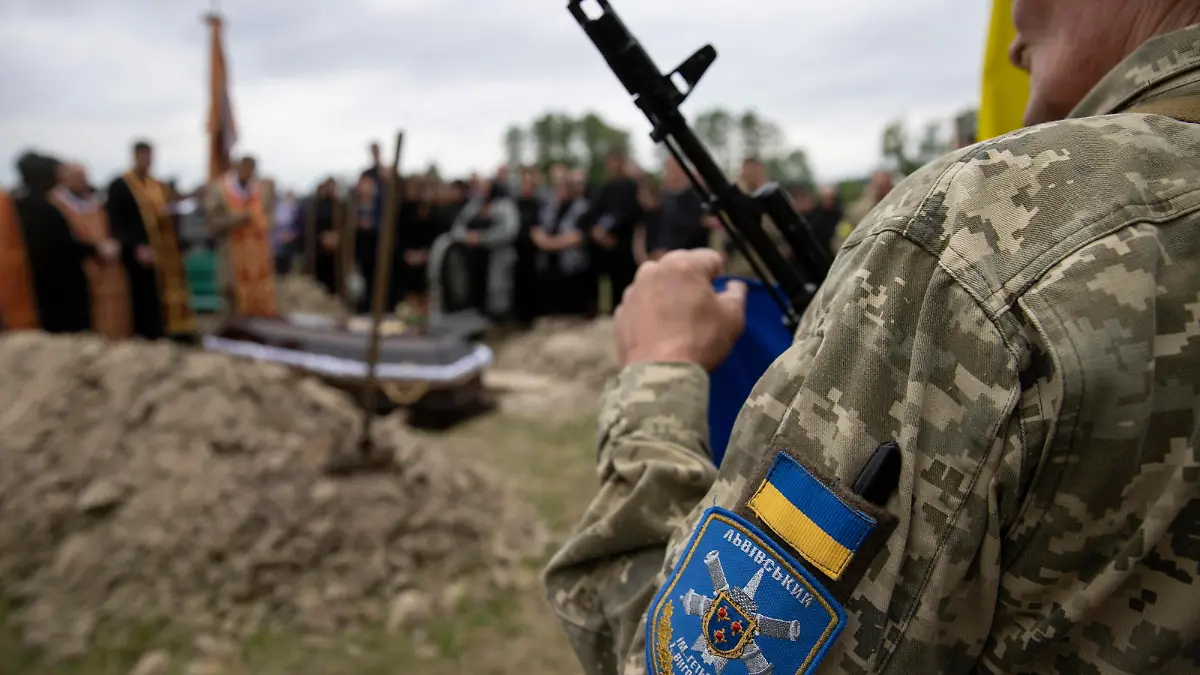 Ukraine-Konflikt, Beerdigung in Nowyj Wytkiw Relatives and friends participate in the funeral ceremonies of the Ukrainian soldier Volodimir Dmytras 28, in Novyi Vytkiv, Ukraine, 11 June 2022. The soldier was killed in Donbas, in disputed Severodonetsk, by a Russian artillery attack. Ukraine s casualties in the war with Russia are a state secret, but as the fighting in Donbas intensifies, the pain of loss is being felt even in the smallest towns. One of the president s advisers, Oleksiy Arestovych, put the number of Ukrainian soldiers killed since the beginning of the invasion at around 10,000. Ukraine puts Russian casualties at more than 31,000. None of these figures can be verified. Ukraine casualties mount as war rages in Donbas ACHTUNG: NUR REDAKTIONELLE NUTZUNG PUBLICATIONxINxGERxSUIxAUTxONLY Copyright: xOrlandoxBarrax AME6334 20220613-7cb16ced3c61f31882b61ce852487c1f5660d7fc