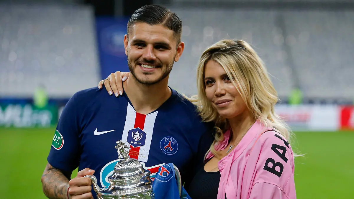 ©Sebastien Muylaert/MAXPPP - Mauro Icardi of Paris Saint-Germain and wife Wanda Nara celebrate the cup after the French Cup Final match between Paris Saint Germain (PSG) and Saint Etienne (ASSE) at Stade de France, in Paris, France. 24.07.2020 Final of the Coupe de France football at the Stade de France between PSG and Saint Etienne. Access to the stadium was allowed for only 5,000 spectators.