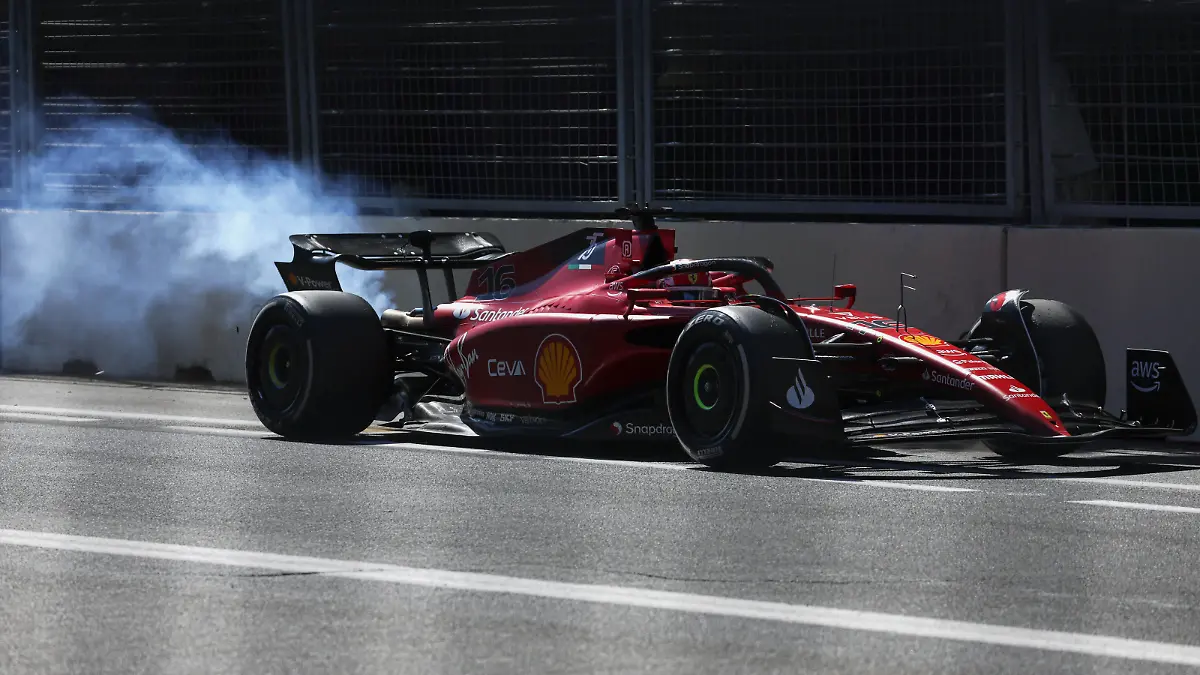 Sport Bilder des Tages Formula 1 2022: Azerbaijan GP BAKU CITY CIRCUIT, AZERBAIJAN - JUNE 12: Charles Leclerc, Ferrari F1-75, limps back to the pit trailing smoke during the Azerbaijan GP at Baku City Circuit on Sunday June 12, 2022 in Baku, Azerbaijan. Photo by Glenn Dunbar / LAT Images Images PUBLICATIONxINxGERxSUIxAUTxHUNxONLY GP2208_124034177A5720