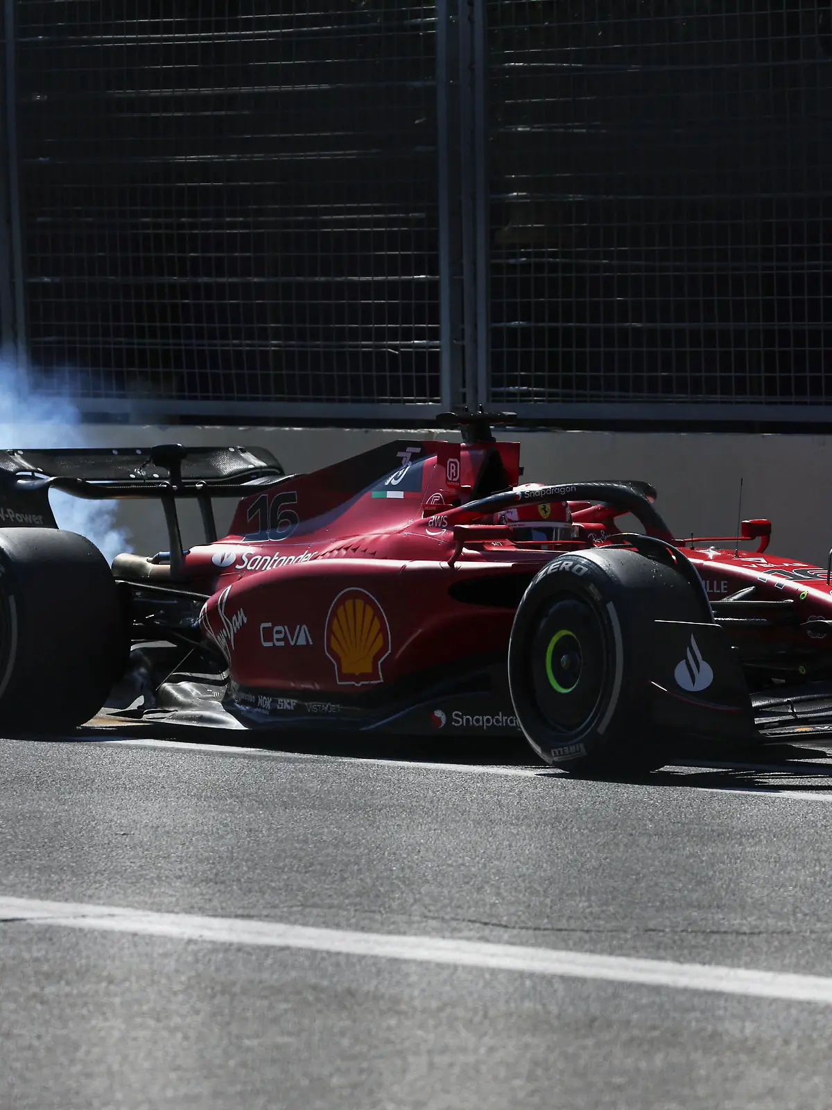 Sport Bilder des Tages Formula 1 2022: Azerbaijan GP BAKU CITY CIRCUIT, AZERBAIJAN - JUNE 12: Charles Leclerc, Ferrari F1-75, limps back to the pit trailing smoke during the Azerbaijan GP at Baku City Circuit on Sunday June 12, 2022 in Baku, Azerbaijan. Photo by Glenn Dunbar / LAT Images Images PUBLICATIONxINxGERxSUIxAUTxHUNxONLY GP2208_124034177A5720