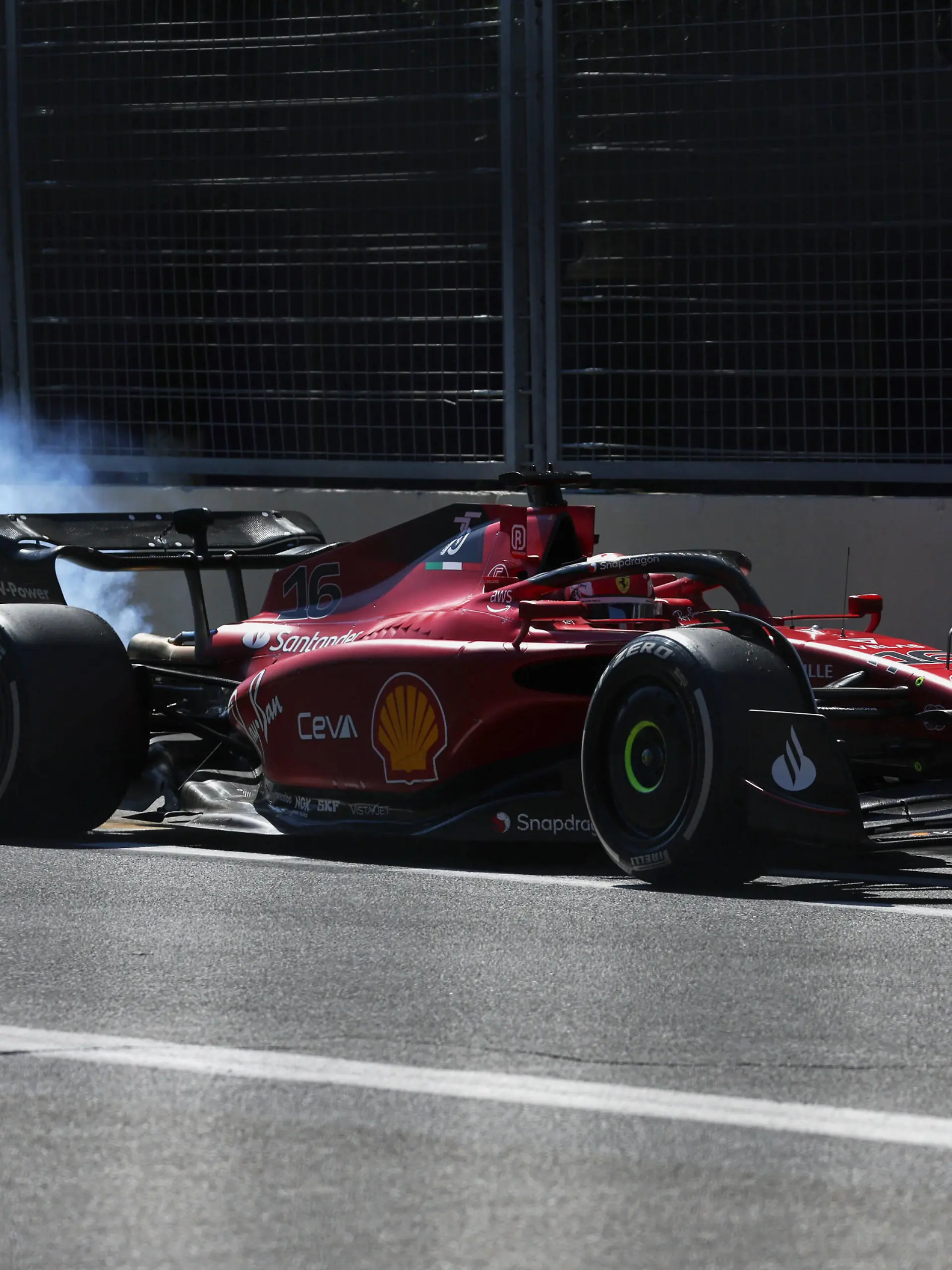Sport Bilder des Tages Formula 1 2022: Azerbaijan GP BAKU CITY CIRCUIT, AZERBAIJAN - JUNE 12: Charles Leclerc, Ferrari F1-75, limps back to the pit trailing smoke during the Azerbaijan GP at Baku City Circuit on Sunday June 12, 2022 in Baku, Azerbaijan. Photo by Glenn Dunbar / LAT Images Images PUBLICATIONxINxGERxSUIxAUTxHUNxONLY GP2208_124034177A5720
