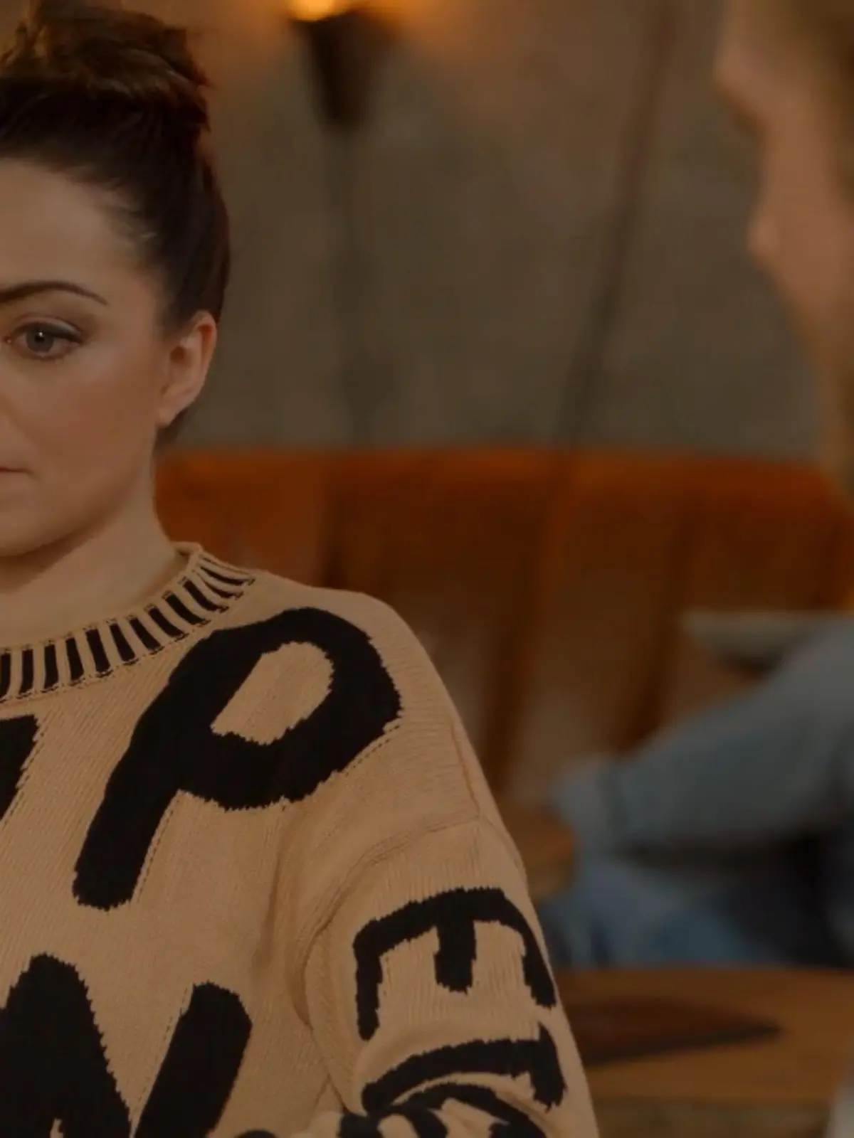 Emily (Anne Menden) setzt Trends im GZSZ-Kolle-Kiez. Egal ob Kleid oder lässige Jeans, die modebewusste Frau weiß einfach, wie Mode geht. Aktuell stellt sie das mit einem coolen Statement-Pullover in der Farbe Beige unter Beweis. Einen ersten Einblick  in Emilys Styling gibt es bereits hier im Video.