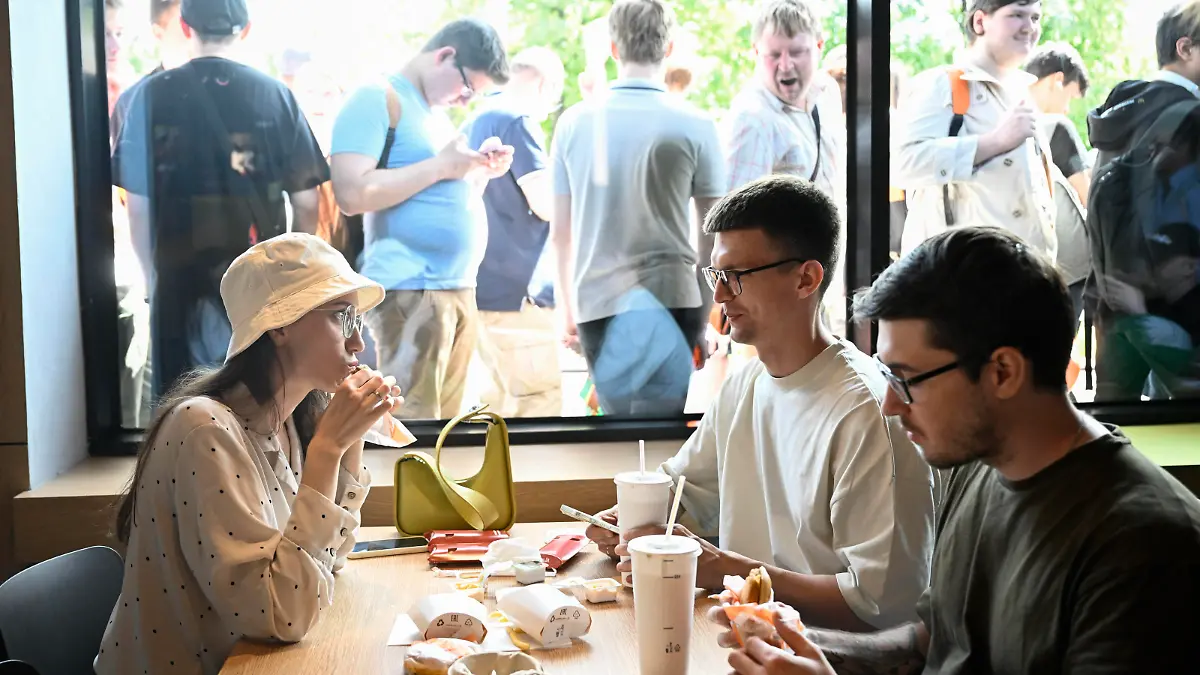 220612 -- MOSCOW, June 12, 2022 -- People dine at the newly opened fast food restaurant in a former McDonald s outlet in central Moscow, Russia, on June 12, 2022. The successor to McDonald s in Russia, Vkusno - i tochka, reopened the first batch of 15 restaurants in Moscow and its suburbs on Sunday, three months after the U.S. fast-food chain ended its business in Russia. Photo by /Xinhua RUSSIA-MOSCOW-MCDONALD S SUCCESSOR-OPEN AlexanderxZemlianichenkoxJr PUBLICATIONxNOTxINxCHN