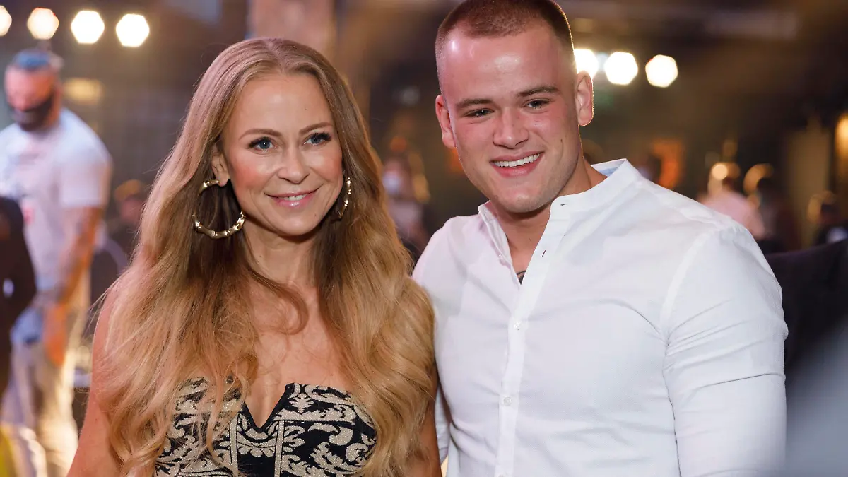  Jenny Elvers mit Sohn Paul Jolig beim 2. Kampfabend von Das große SAT. Promiboxen in Die Halle Tor 2. Köln, 25.09.2020 *** Jenny Elvers with son Paul Jolig at the 2 fight evening of Das große SAT Promiboxen in Die Halle Tor 2 Cologne, 25 09 2020 Foto:xC.xHardtx/xFuturexImage