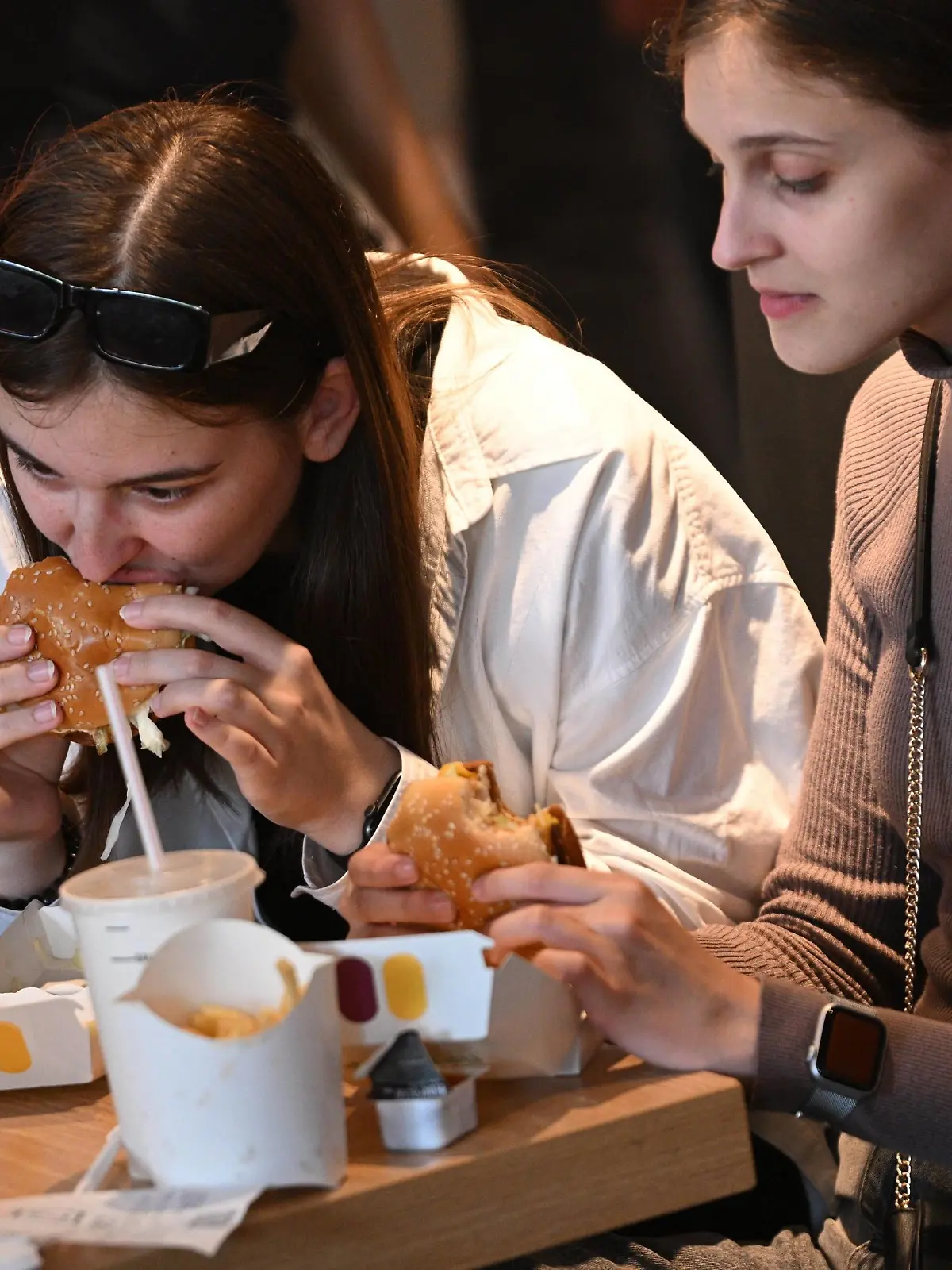 Russia New Fast-Food Chain 8214320 12.06.2022 Visitors have their lunch in a joint of the newly opened fast food restaurant chain on Bolshaya Bronnaya Street in Moscow, Russia. The new chain of restaurants based on McDonald s is going to be called Vkusno i tochka  Delicious and that s it . Alexey Filippov / Sputnik Moscow Russia PUBLICATIONxINxGERxSUIxAUTxONLY Copyright: xAlexeyxFilippovx 