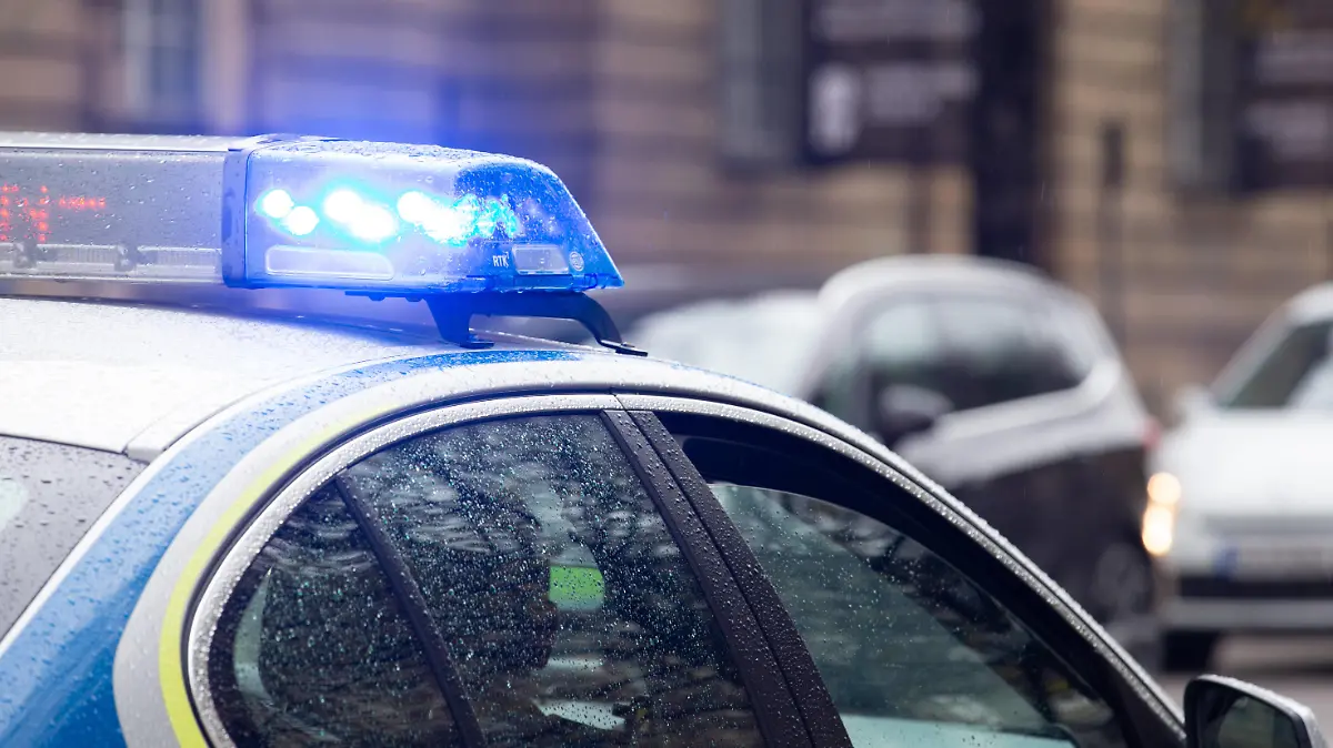 Polizeieinsatz Symbolbild, Polizeiwagen im Einsatz mit Blaulicht. München Bayern Deutschland *** Police deployment symbol picture, police car in action with blue light Munich Bavaria Germany