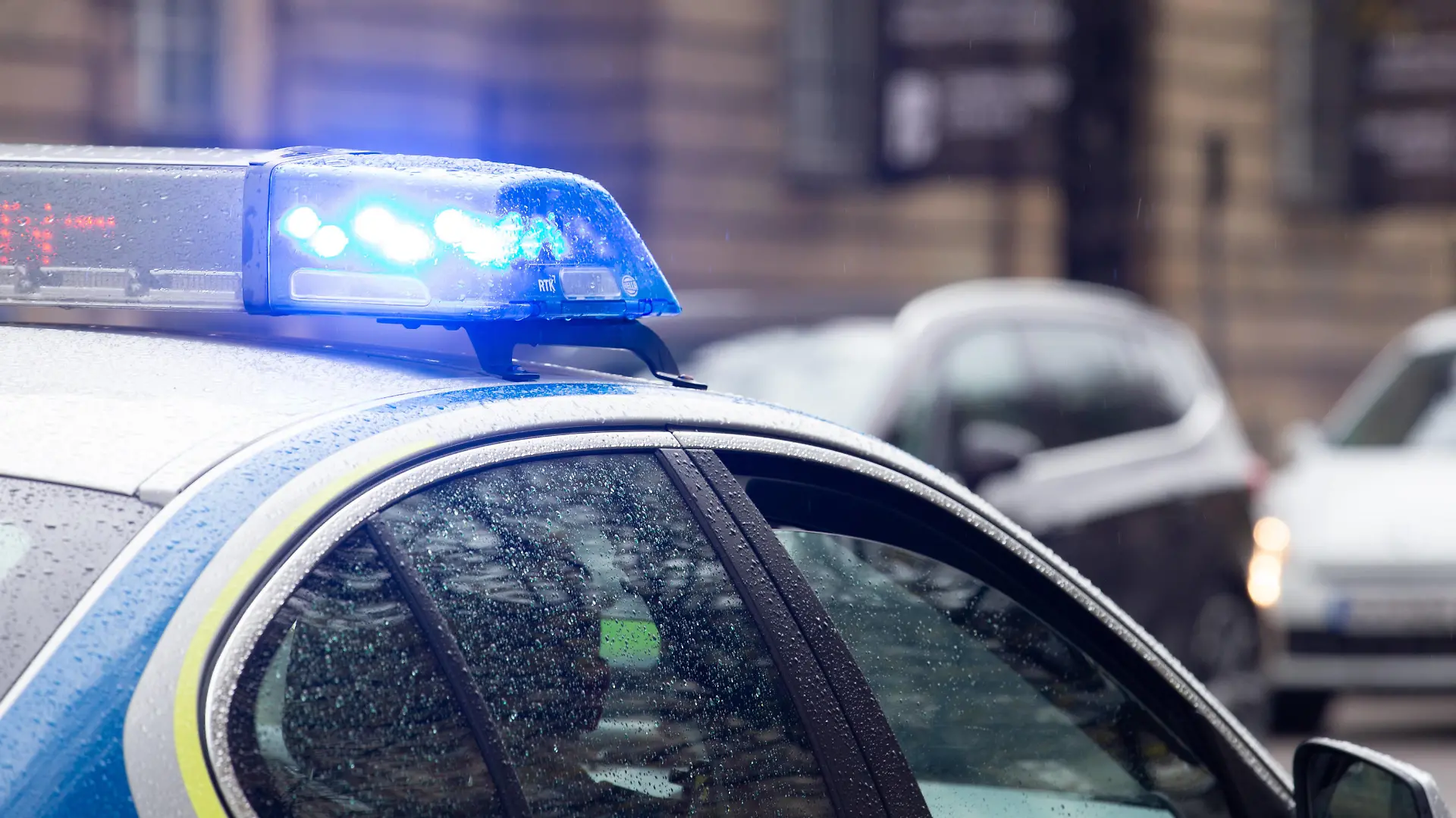 Polizeieinsatz Symbolbild, Polizeiwagen im Einsatz mit Blaulicht. München Bayern Deutschland *** Police deployment symbol picture, police car in action with blue light Munich Bavaria Germany