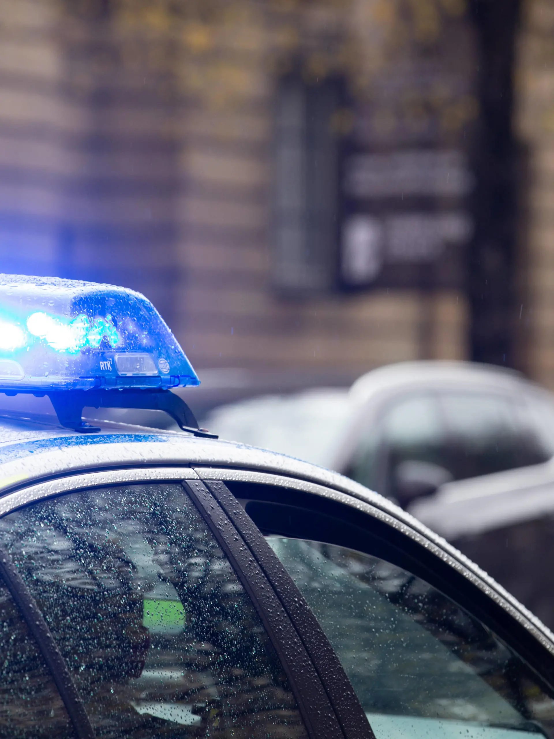  Polizeieinsatz Symbolbild, Polizeiwagen im Einsatz mit Blaulicht. München Bayern Deutschland *** Police deployment symbol picture, police car in action with blue light Munich Bavaria Germany