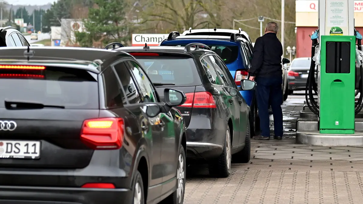 04.01.2022, Polen, Lubieszyn: Deutsche Autofahrer betanken ihre Autos an einer Tankstelle in Lubieszyn, da die Kraftstoffpreise in Polen gesunken sind. Foto: Marcin Bielecki/PAP/dpa +++ dpa-Bildfunk +++