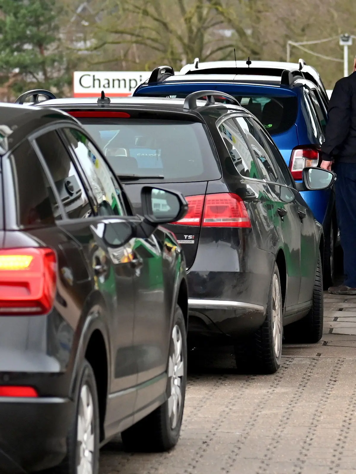04.01.2022, Polen, Lubieszyn: Deutsche Autofahrer betanken ihre Autos an einer Tankstelle in Lubieszyn, da die Kraftstoffpreise in Polen gesunken sind. Foto: Marcin Bielecki/PAP/dpa +++ dpa-Bildfunk +++