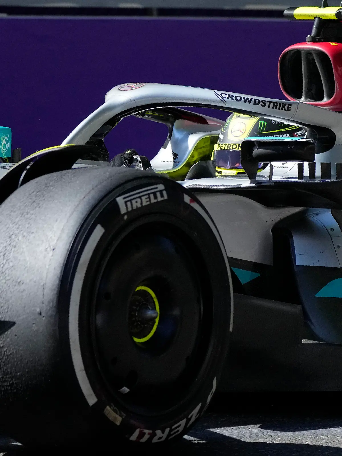 12.06.2022, Aserbaidschan, Baku: Motorsport: Formel-1-Weltmeisterschaft, Grand Prix von Aserbaidschan, Rennen: Lewis Hamilton aus Großbritannien vom Team Mercedes in Aktion. Foto: Sergei Grits/AP/dpa +++ dpa-Bildfunk +++